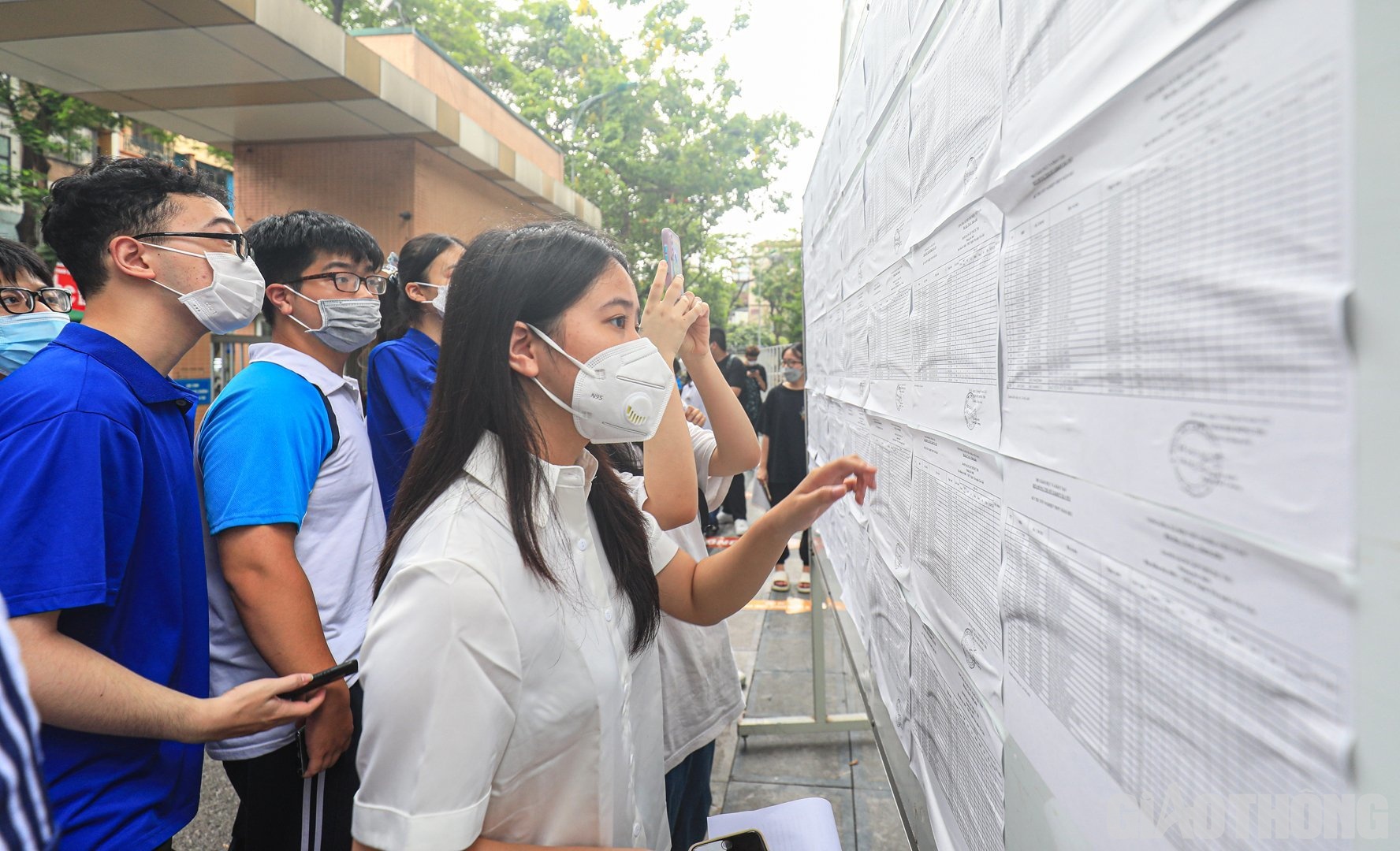 C&aacute;c th&iacute; sinh cẩn thận chụp lại sơ đồ, số b&aacute;o danh trước khi l&ecirc;n ph&ograve;ng thi.