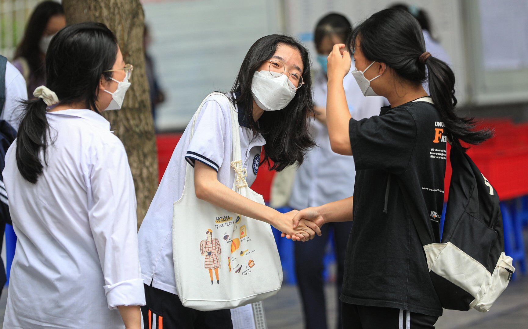 C&aacute;i bắt tay, động vi&ecirc;n c&ugrave;ng nhau vượt qua kỳ thi đầy cam go của hai nữ sinh.