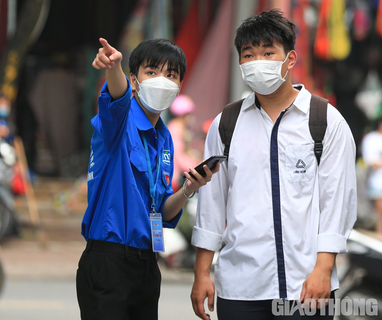 Th&iacute; sinh được t&igrave;nh nguyện vi&ecirc;n tại điểm thi hướng dẫn nhiệt t&igrave;nh.