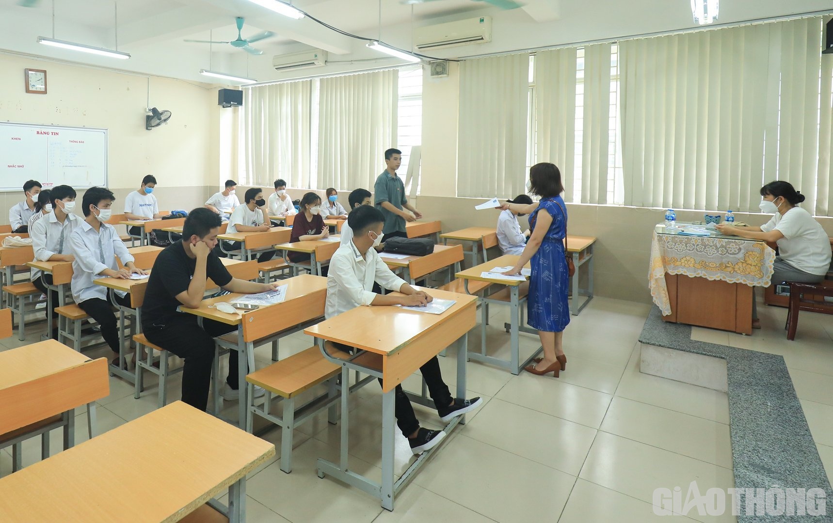 Đ&uacute;ng 14h, c&aacute;c th&iacute; sinh bước v&agrave;o ph&ograve;ng thi để l&agrave;m thủ tục dự thi.