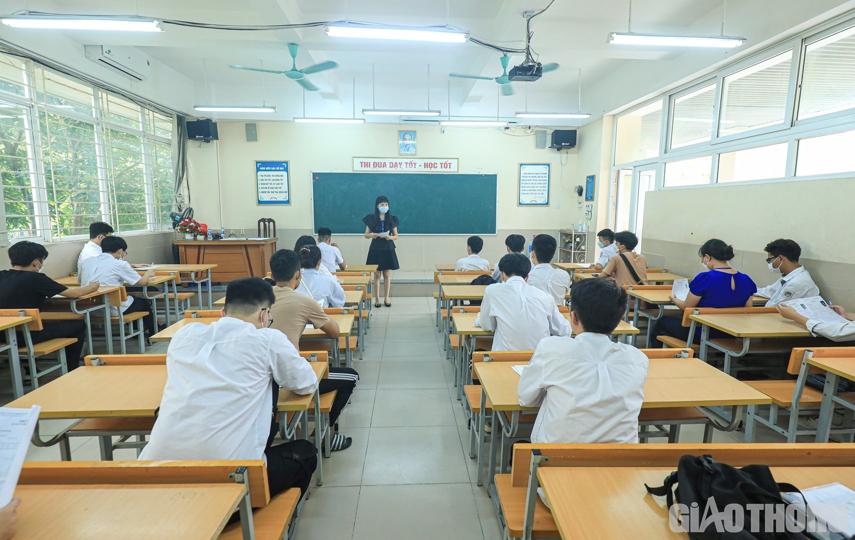 Ngo&agrave;i ra, th&iacute; sinh cũng sẽ được gi&aacute;m thị phổ biến lại một lần nữa về quy chế thi tốt nghiệp THPT, nghe phổ biến lại lịch thi từng m&ocirc;n, c&aacute;c hiệu lệnh trống (hoặc chu&ocirc;ng) sẽ được sử dụng tại điểm thi...