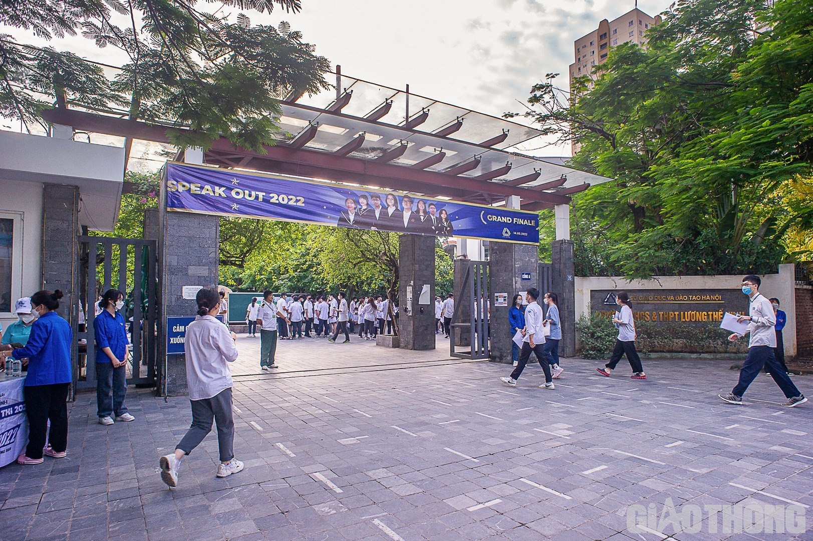 S&aacute;ng nay (7/7), hơn 1 triệu th&iacute; sinh tr&ecirc;n cả nước đ&atilde; bước v&agrave;o kỳ thi tốt nghiệp THPT năm 2022 với m&ocirc;n thi đầu ti&ecirc;n l&agrave; Ngữ văn (thời gian l&agrave;m b&agrave;i 120 ph&uacute;t).