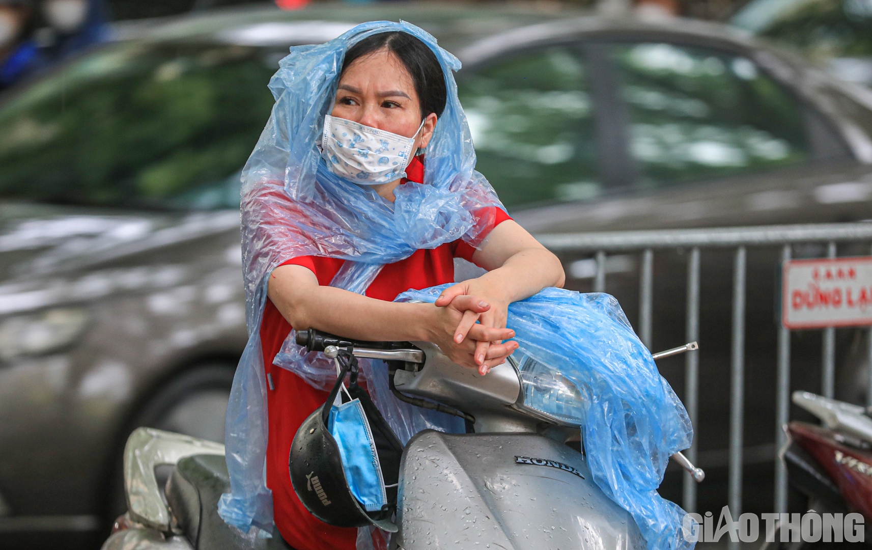 &Aacute;nh mắt của c&aacute;c bậc cha, mẹ lu&ocirc;n hướng v&agrave;o b&ecirc;n trong cổng trường khi đ&atilde; hết giờ thi m&agrave; chưa thấy con ra.