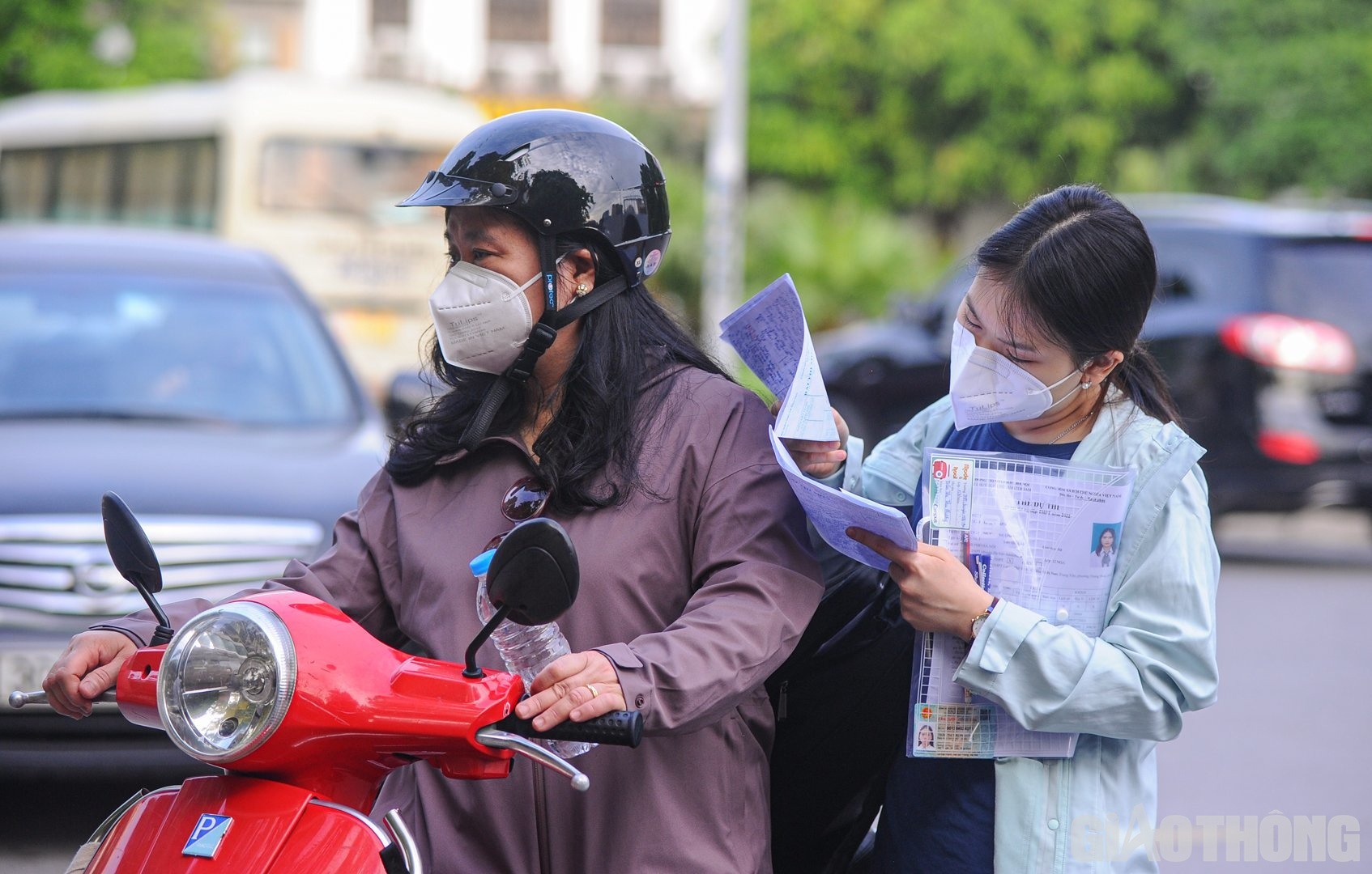 Trong khi đ&oacute;, một số th&iacute; sinh tranh thủ từng ph&uacute;t để &ocirc;n tập ngay tr&ecirc;n vai mẹ.