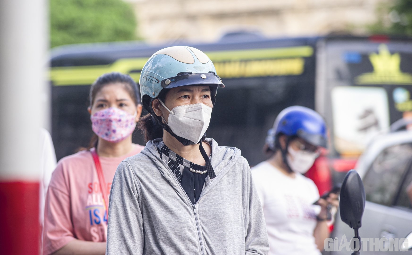 Những &aacute;nh mắt lo lắng của phụ huynh khi d&otilde;i theo con bước v&agrave;o điểm thi.