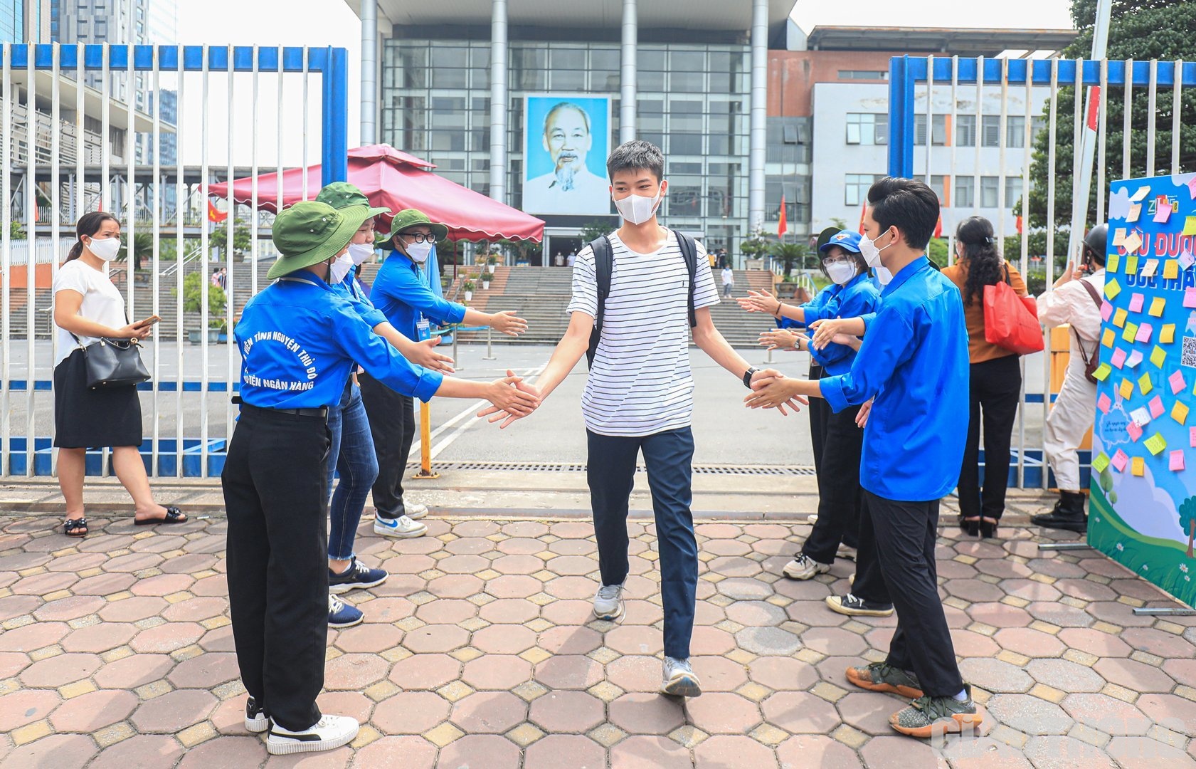 Sau 120 ph&uacute;t l&agrave;m b&agrave;i, c&aacute;c th&iacute; sinh đ&atilde; ho&agrave;n th&agrave;nh m&ocirc;n thi m&ocirc;n Ngữ Văn của kỳ thi tốt nghiệp THPT năm 2022.