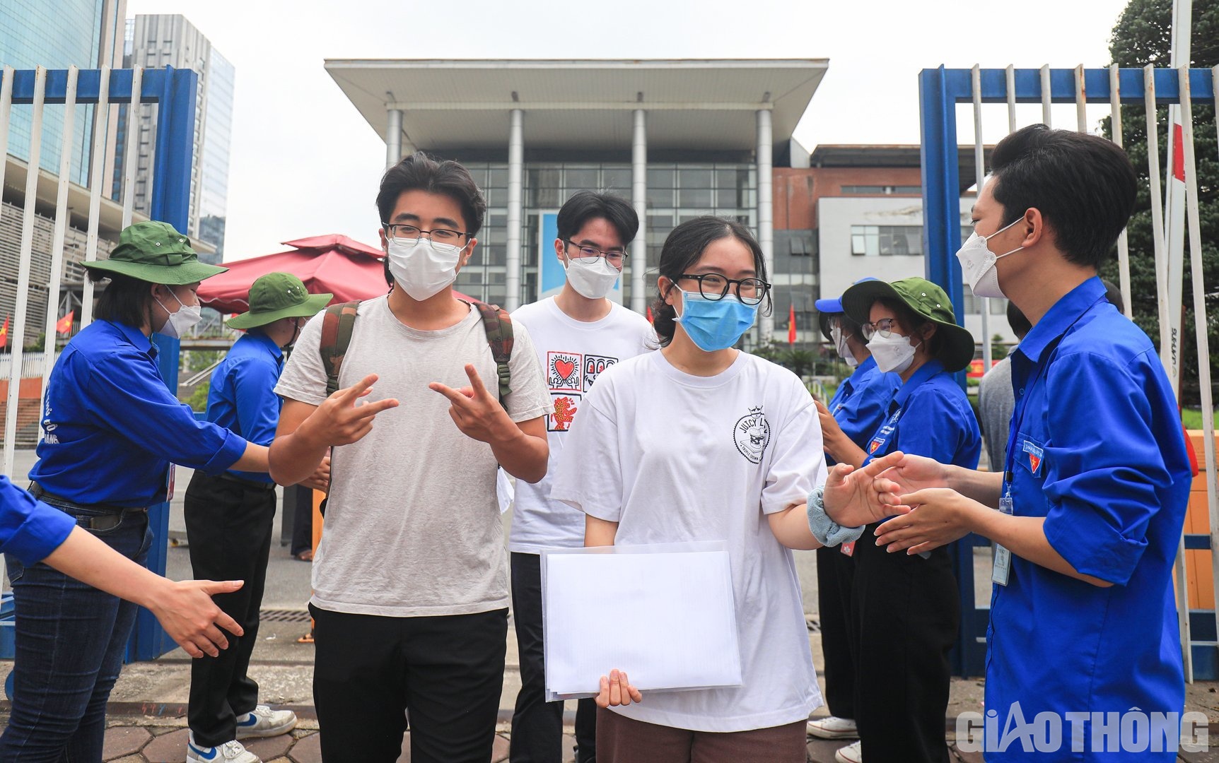 Theo ghi nhận của PV B&aacute;o Giao th&ocirc;ng tại điểm thi trường THPT Chuy&ecirc;n H&agrave; Nội - Amsterdam, c&aacute;c th&iacute; sinh rời khỏi ph&ograve;ng thi trong tr&agrave;ng ph&aacute;o tay động vi&ecirc;n, cổ vũ của c&aacute;c t&igrave;nh nguyện vi&ecirc;n.