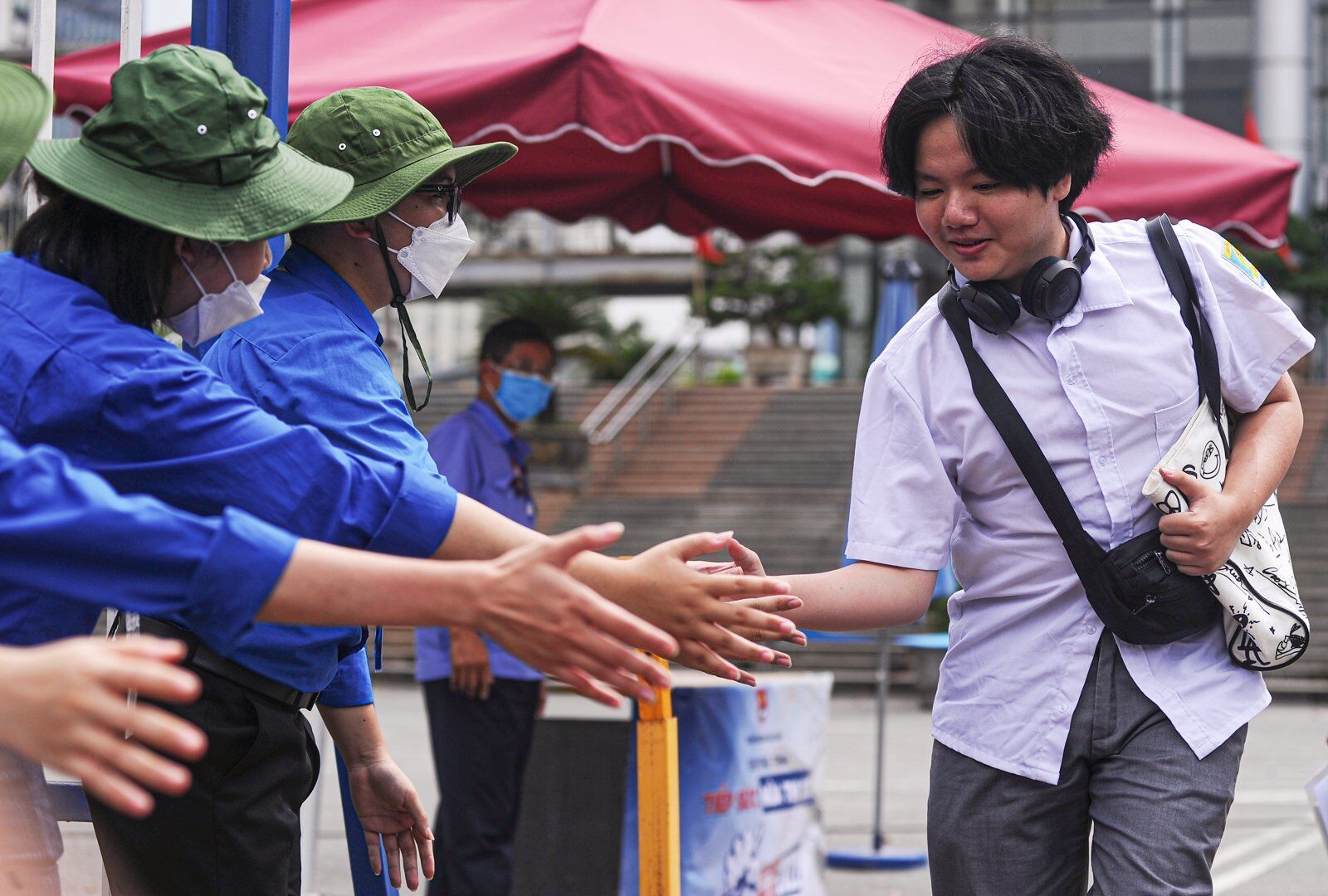 Với đề thi được đ&aacute;nh gi&aacute; vừa sức, quen thuộc, nhiều th&iacute; sinh vui mừng v&igrave; "tr&uacute;ng tủ" với phần nghị luận văn học li&ecirc;n quan đến t&aacute;c phẩm "Chiếc thuyền ngo&agrave;i xa" của nh&agrave; văn Nguyễn Minh Ch&acirc;u.