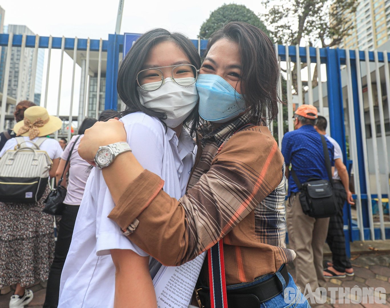 &Ocirc;m chầm lấy con g&aacute;i v&igrave; vui mừng, chị Nguyễn Thị L&ecirc; (quận Ba Đ&igrave;nh) chia sẻ: "Nghe con khoe l&agrave;m b&agrave;i tốt, mọi lo lắng, hồi hộp trước đ&oacute; của t&ocirc;i đều tan biến. Hy vọng con giữ được t&acirc;m l&yacute; thoải m&aacute;i để ho&agrave;n th&agrave;nh những m&ocirc;n thi tiếp theo".