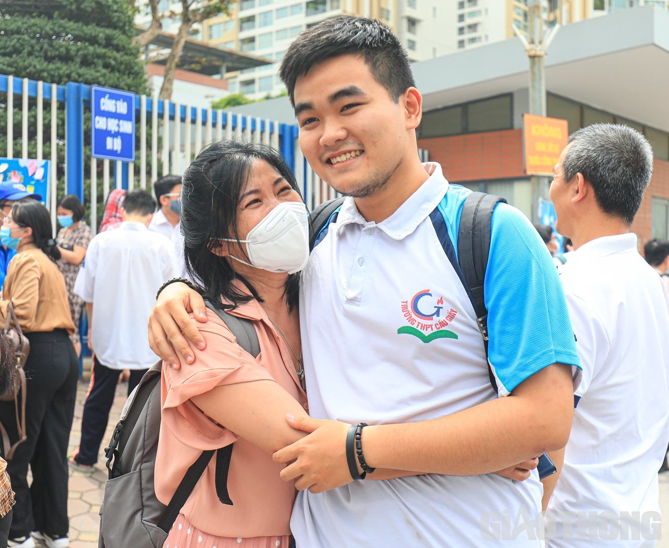 Nhiều phụ huynh thở ph&agrave;o nhẹ nh&otilde;m khi c&aacute;c con tự tin với b&agrave;i thi của m&igrave;nh.