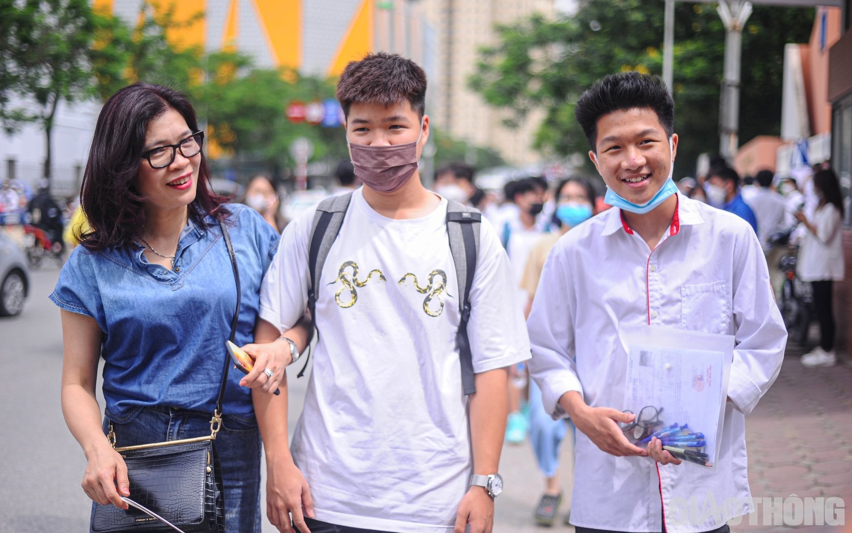 Những gương mặt rạng rỡ của c&aacute;c th&iacute; sinh khi vượt qua ải đầu ti&ecirc;n của kỳ thi đầy cam go.