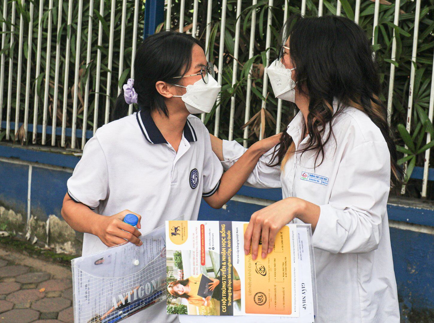 Hai nữ sinh c&ugrave;ng chia sẻ về qu&aacute; tr&igrave;nh l&agrave;m b&agrave;i của m&igrave;nh với t&acirc;m trạng phấn khởi.