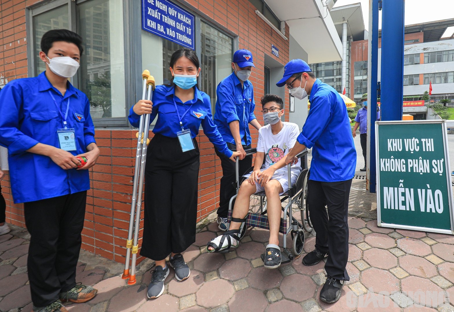 L&agrave; th&iacute; sinh "đặc biệt" nhất điểm thi Trường THPT chuy&ecirc;n H&agrave; Nội &ndash; Amsterdam, em L&ecirc; Đức Ho&agrave;ng (học sinh Trường THPT Y&ecirc;n Ho&agrave;) phải nhờ sự hỗ trợ của c&aacute;c t&igrave;nh nguyện vi&ecirc;n. "Đề thi năm nay kh&aacute; s&aacute;t với thực tế, độ kh&oacute; vừa phải, ph&ugrave; hợp với điều kiện ch&uacute;ng em phải phải học trực tuyến trong thời gian d&agrave;i. Hy vọng, b&agrave;i l&agrave;m của em sẽ được tr&ecirc;n 7 điểm", Ho&agrave;ng cho hay.