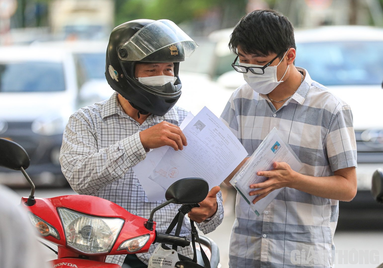 Theo ghi nhận của PV B&aacute;o Giao th&ocirc;ng tại điểm thi THCS & THPT Lương Thế Vinh (quận Cầu Giấy, H&agrave; Nội), nhiều phụ huynh đ&atilde; đưa th&iacute; sinh đến đ&acirc;y từ rất sớm.