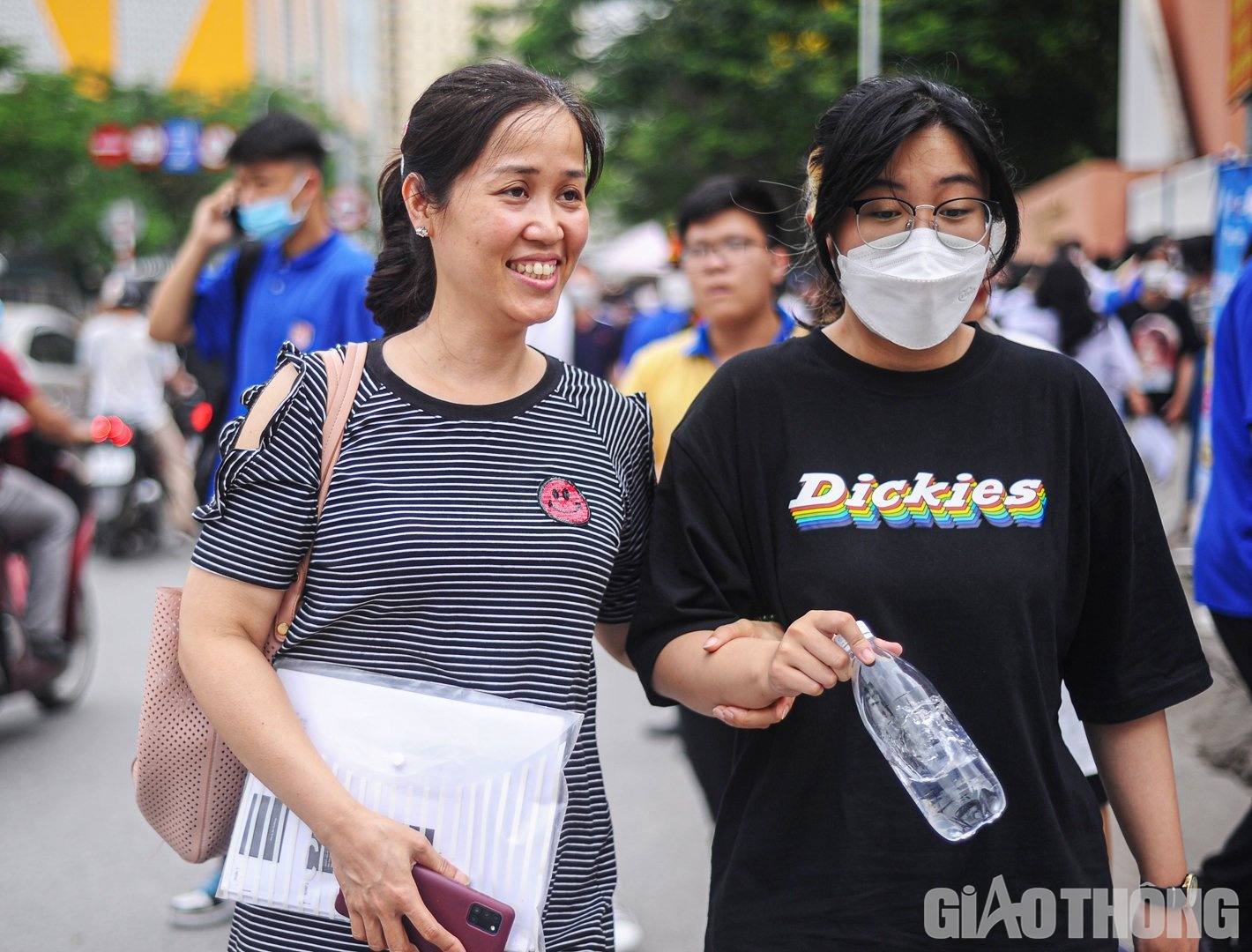 Phụ huynh phấn khởi khi biết con g&aacute;i nhẹ nh&agrave;ng vượt qua m&ocirc;n thi đầu ti&ecirc;n .