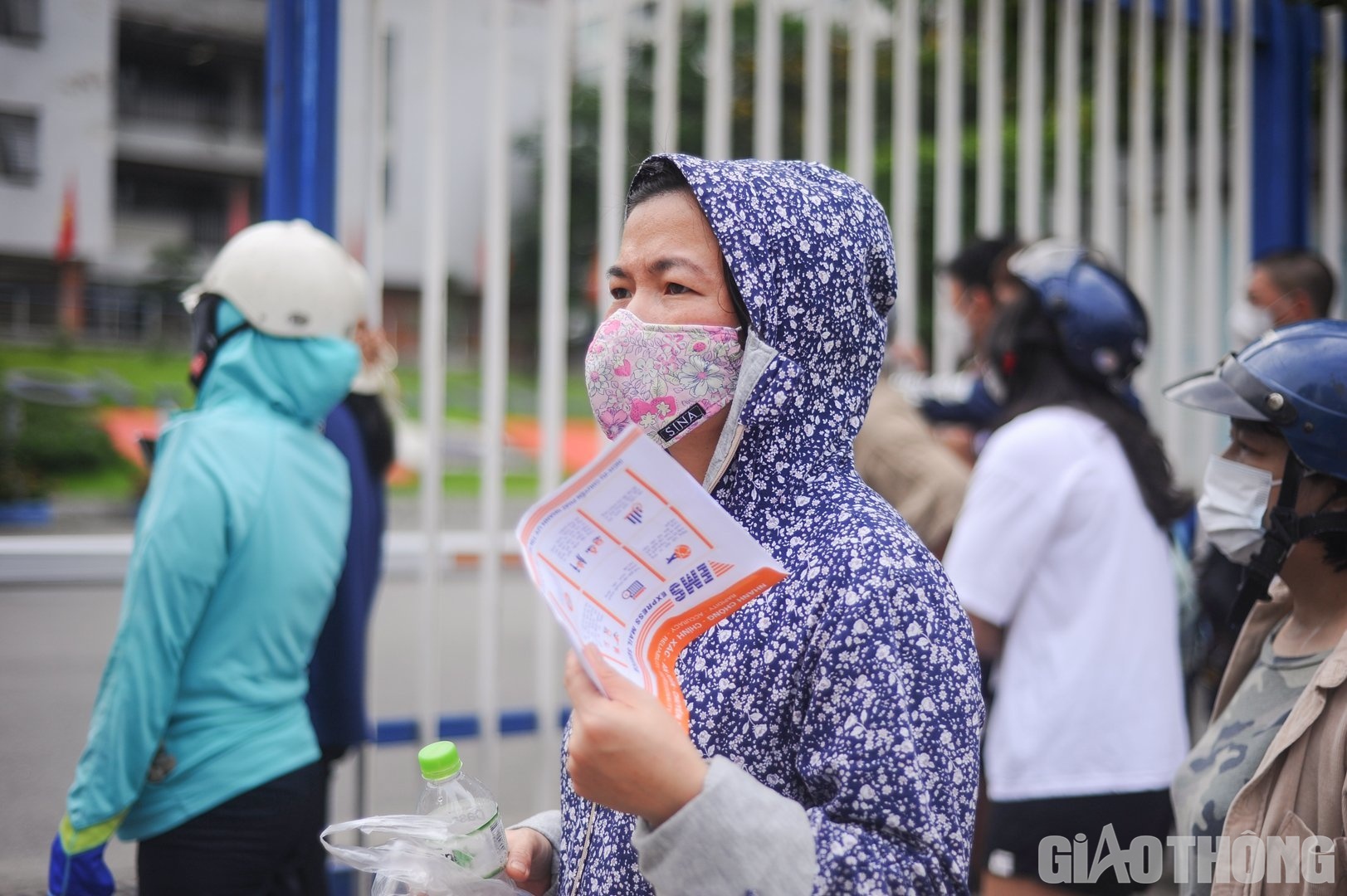 Trong khi đ&oacute;, vẫn c&ograve;n những &ocirc;ng bố, b&agrave; mẹ đứng chờ h&agrave;ng tiếng đồng hồ với t&acirc;m trạng thấp thỏm khi chưa thấy con