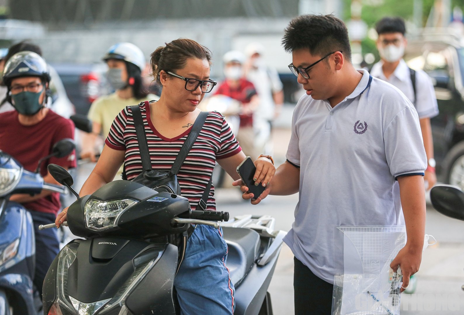 Hồi hộp, lo lắng... l&agrave; t&acirc;m trạng chung của phụ huynh trước kỳ thi quan trọng n&agrave;y.