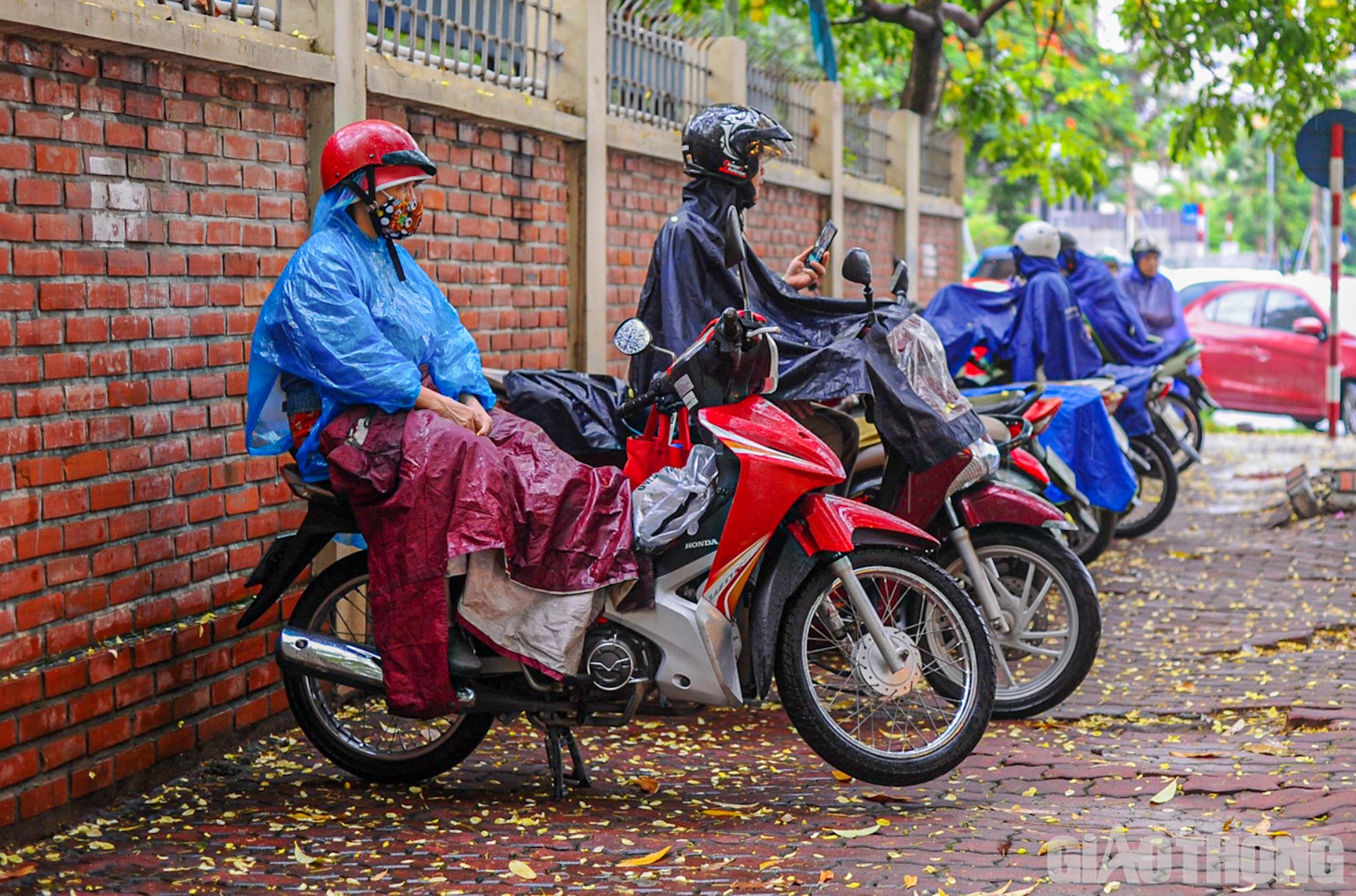 Theo ghi nhận của PV B&aacute;o Giao th&ocirc;ng tại điểm thi trường THCS & THPT Lương Thế Vinh (quận Cầu Giấy), nhiều phụ huynh chở con m&igrave;nh đến từ sớm rồi ki&ecirc;n nhẫn chờ đến khi con kết th&uacute;c thời gian l&agrave;m b&agrave;i.