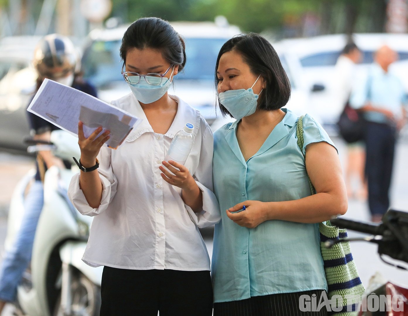 Đưa con đến điểm thi, c&aacute;c bậc phụ huynh lu&ocirc;n theo s&aacute;t v&agrave; truyền cho con những động lực đầy y&ecirc;u thương.