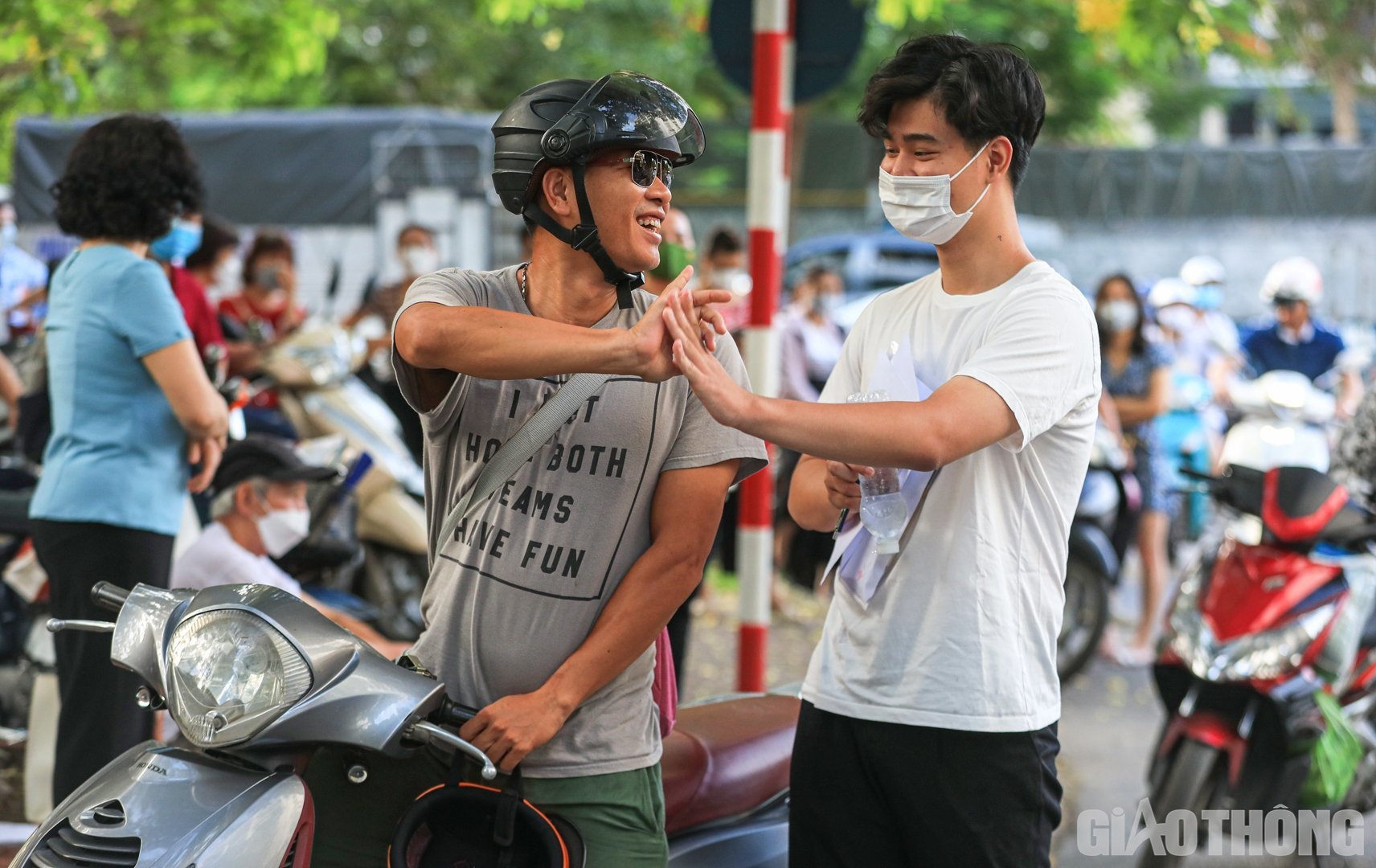 Đập tay với con trai b&ecirc;n ngo&agrave;i cổng trường thi, anh T&ocirc; Văn Kh&aacute;nh (quận Nam Từ Li&ecirc;m) chia sẻ: "Năm nay, con trai t&ocirc;i c&oacute; nguyện vọng đỗ v&agrave;o Trường ĐH B&aacute;ch khoa H&agrave; Nội. D&ugrave; đầu v&agrave;o h&agrave;ng năm của trường kh&aacute; cao nhưng gia đ&igrave;nh cũng kh&ocirc;ng đặt &aacute;p lực v&agrave; chỉ biết ch&uacute;c con ho&agrave;n th&agrave;nh tốt nhất b&agrave;i thi của m&igrave;nh".