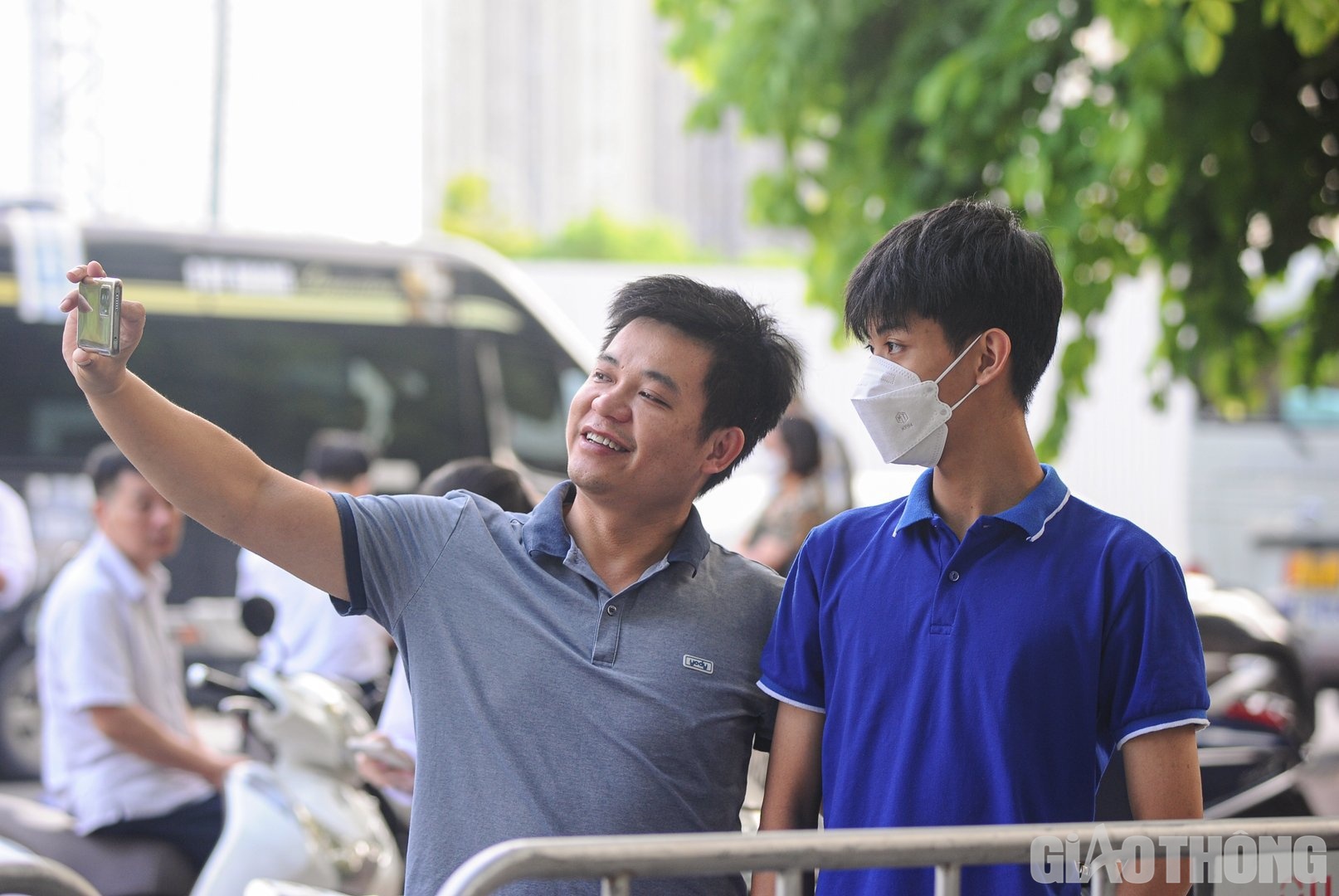 C&ugrave;ng con trai Cao Minh tranh thủ chụp ảnh check in tại điểm thi, anh Nguyễn T&ocirc;n Dương (quận H&agrave; Đ&ocirc;ng) b&agrave;y tỏ: "Nh&igrave;n qu&aacute; tr&igrave;nh con &ocirc;n tập kiến thức thời gian qua, t&ocirc;i cũng kh&aacute; y&ecirc;n t&acirc;m. Điều quan trọng l&uacute;c n&agrave;y l&agrave; động vi&ecirc;n con c&oacute; được tinh thần tốt nhất để đạt được nguyện vọng đỗ v&agrave;o Trường ĐH Kinh tế Quốc d&acirc;n".