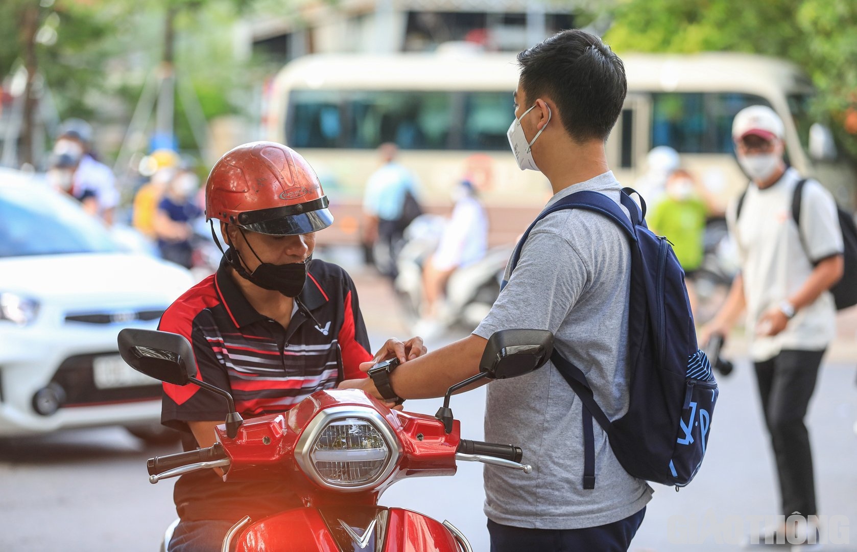 Phụ huynh gi&uacute;p con chỉnh lại đồng hồ v&agrave; kiểm tra vật tư, đồ d&ugrave;ng, giấy tờ trước khi v&agrave;o ph&ograve;ng thi.