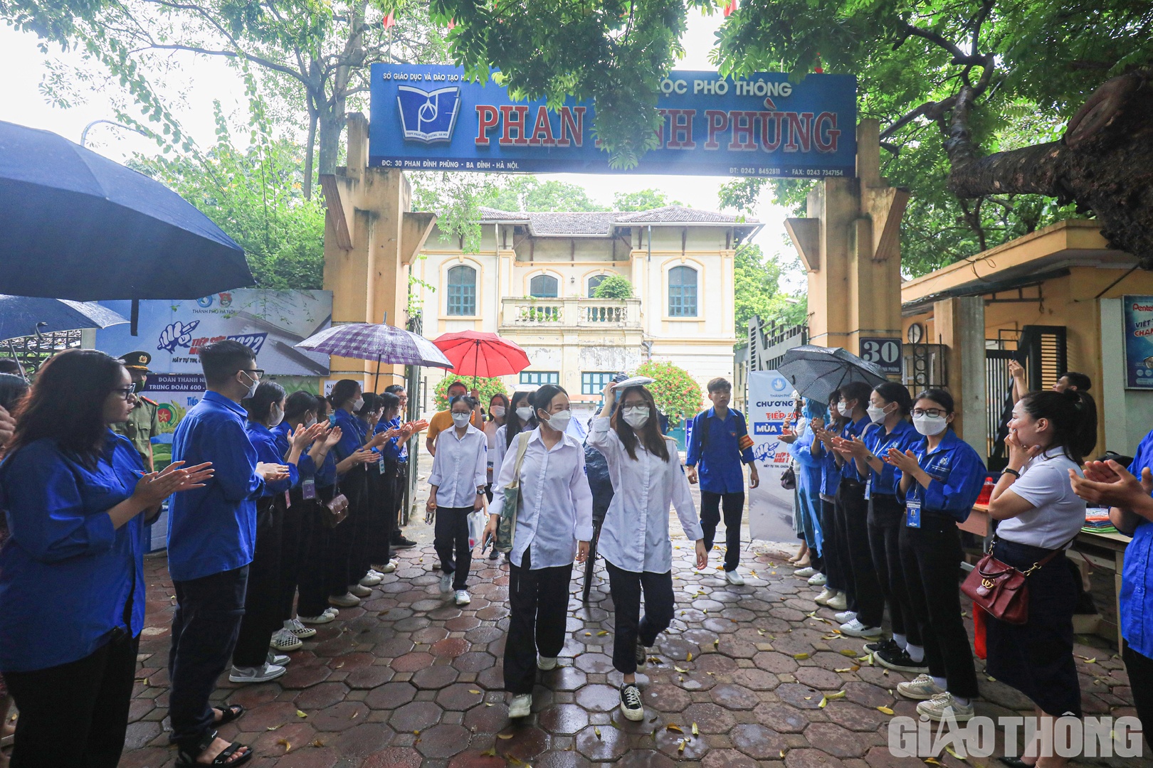 Tại điểm thi trường THPT Phan Đ&igrave;nh Ph&ugrave;ng (quận Ba Đ&igrave;nh), c&aacute;c th&iacute; sinh bước ra b&ecirc;n ngo&agrave;i cổng với gương mặt rạng rỡ.