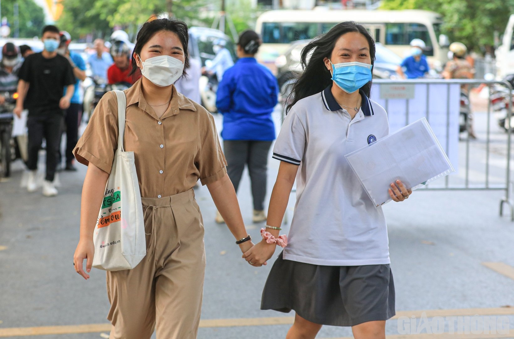 Hai nữ sinh c&ugrave;ng nắm tay nhau bước v&agrave;o trường thi với t&acirc;m l&yacute; kh&aacute; thoải m&aacute;i.