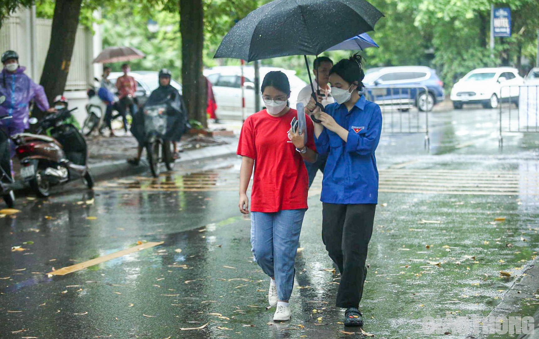 Chiều 7/7, th&iacute; sinh cả nước tiếp tục bước v&agrave;o m&ocirc;n thi thứ 2 của kỳ thi tốt nghiệp THPT năm 2022. Tại H&agrave; Nội, trời bắt đầu đổ mưa từ khoảng hơn 13h khiến việc đi lại của th&iacute; sinh v&agrave; phụ huynh gặp nhiều kh&oacute; khăn.