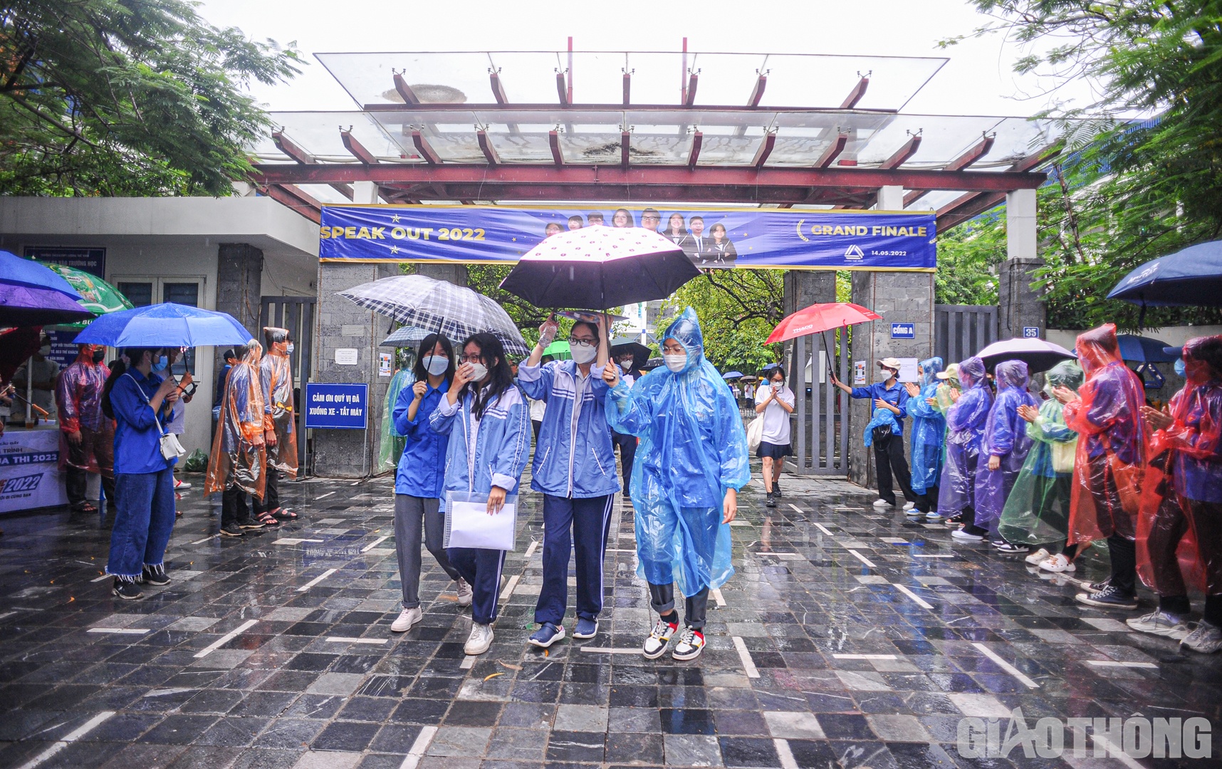 Đ&uacute;ng 16h, c&aacute;c th&iacute; sinh đ&atilde; ho&agrave;n th&agrave;nh b&agrave;i thi To&aacute;n với h&igrave;nh thức thi trắc nghiệm kh&aacute;ch quan. Để tr&aacute;nh cho c&aacute;c sĩ tử bị ướt, c&aacute;c t&igrave;nh nguyện vi&ecirc;n đ&atilde; d&ugrave;ng &ocirc; để hỗ trợ th&iacute; sinh đi ra b&ecirc;n ngo&agrave;i.