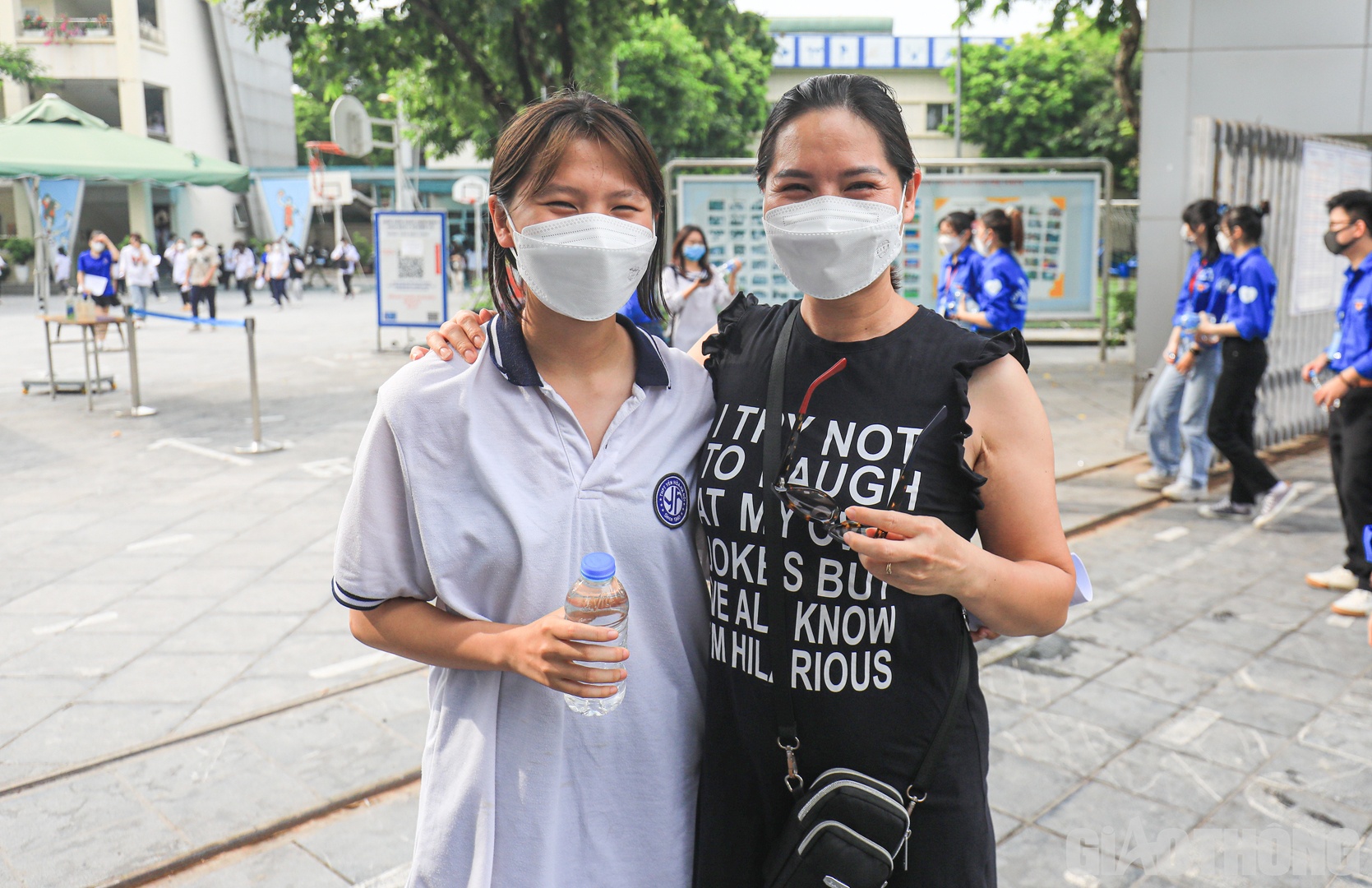 Sau những ph&uacute;t căng thẳng, sĩ tử như tr&uacute;t bỏ mọi &aacute;p lực trước đ&oacute; b&ecirc;n người th&acirc;n.