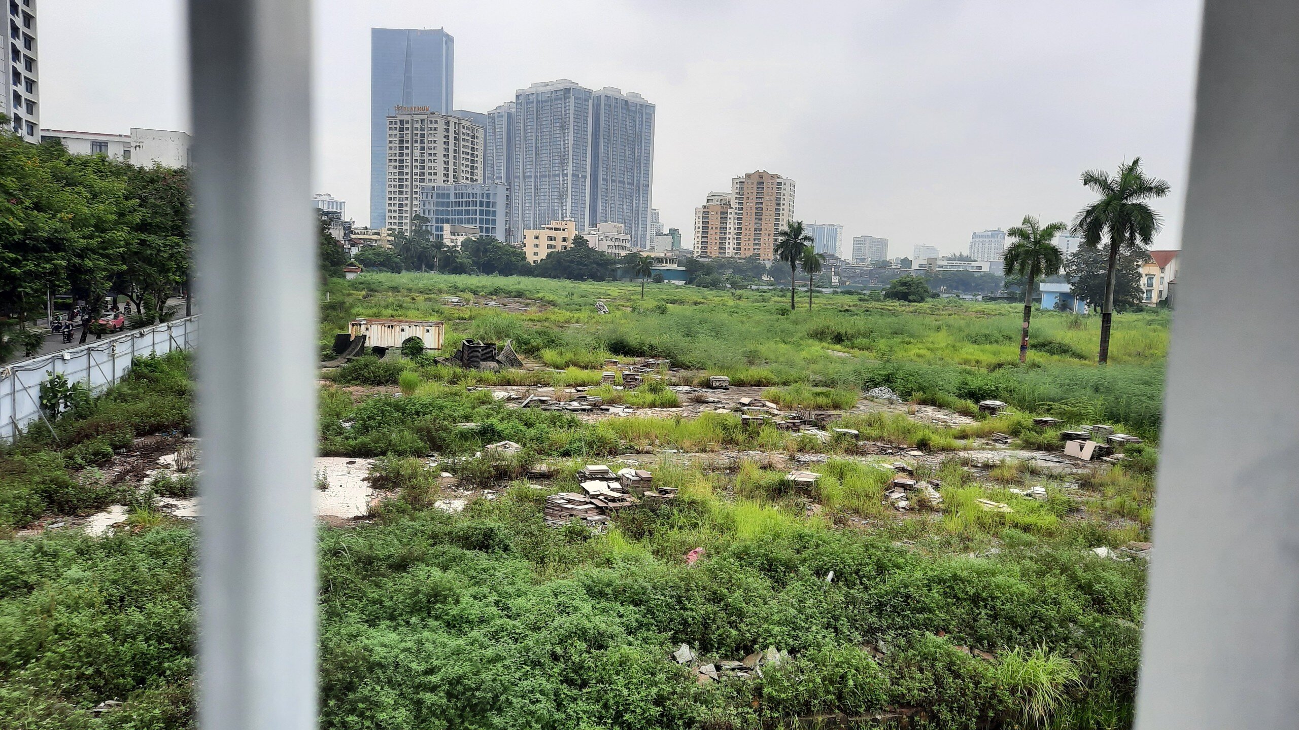 Theo khảo sát của PV Báo Giao thông, nhiều người sống gần tại khu đất này cảm thấy vui mừng khi biết TP Hà Nội hủy quyết định xây 10 tòa chung cư 50 tầng.