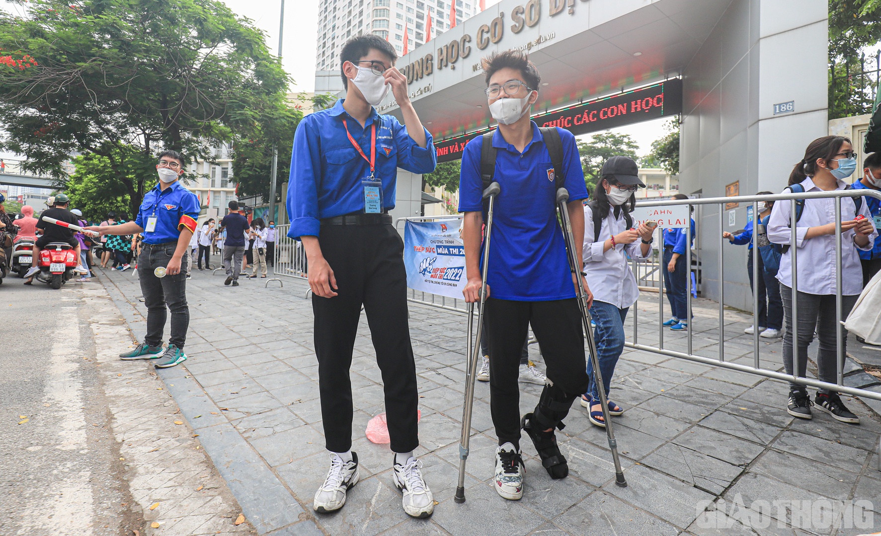 Bị chấn thương ở ch&acirc;n trước kỳ thi, th&iacute; sinh Trần Trường B&aacute;ch phải chống nạng suốt những ng&agrave;y vừa qua. "Mặc d&ugrave; c&oacute; ch&uacute;t kh&oacute; khăn khi đi lại nhưng được c&aacute;c anh chị t&igrave;nh nguyện hết l&ograve;ng hỗ trợ gi&uacute;p em c&oacute; th&ecirc;m động lực để chinh phục kỳ thi", B&aacute;ch chia sẻ.