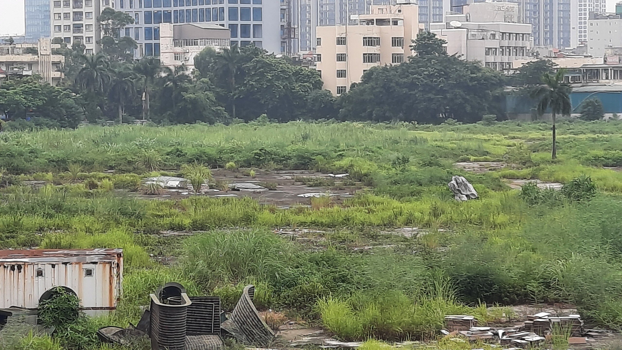 Theo các đại biểu HĐND TP Hà Nội, dự án trên khu đất Triển lãm Giảng võ được TP phê duyệt từ lâu, thậm chí dự án được HĐND TP Hà Nội nhiều lần giám sát, đưa vào danh sách các công trình chậm tiến độ, nhưng đến nay vẫn chưa được triển khai.