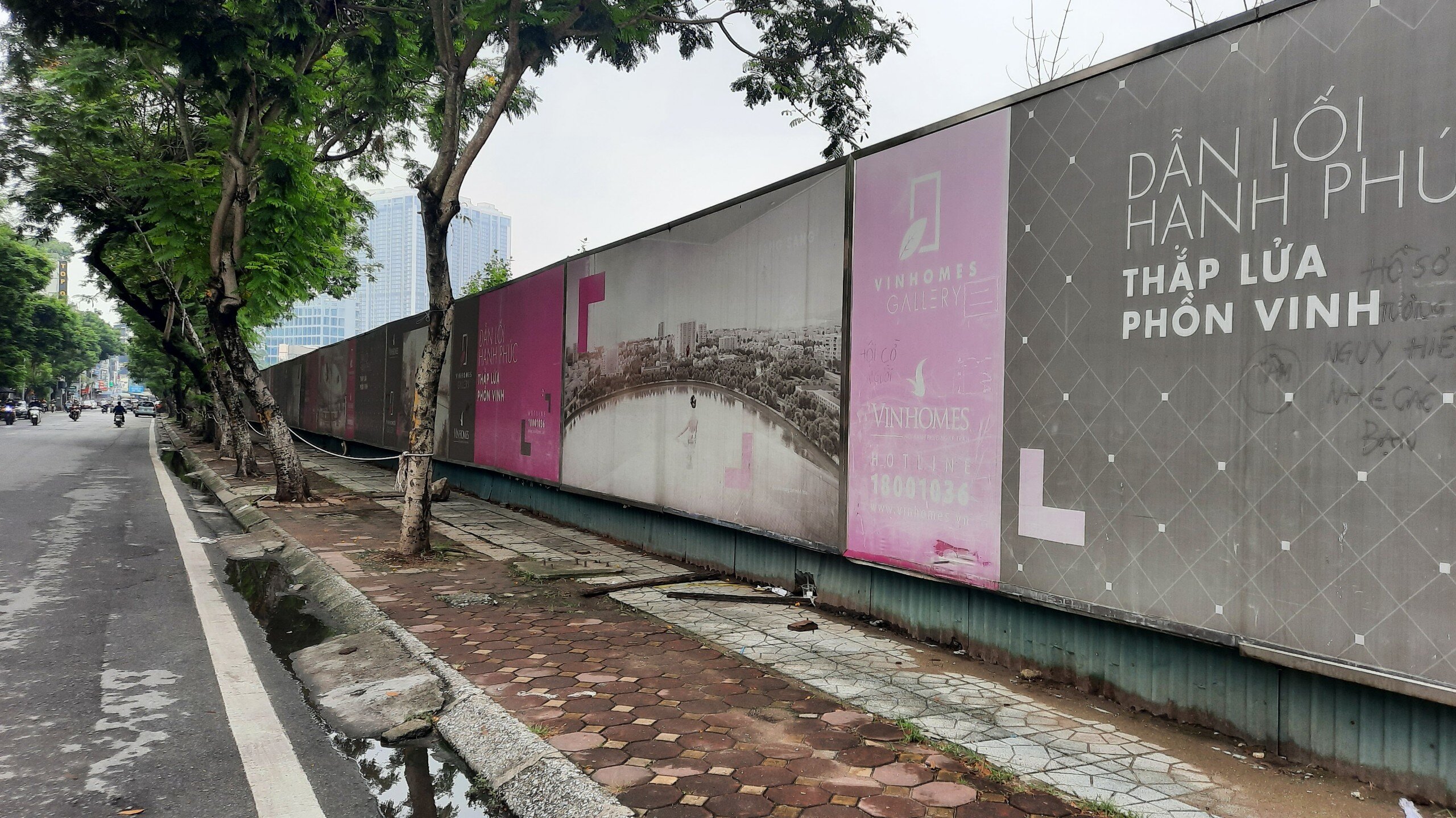 Vòng quanh khu đất được che chắn bởi tường làm bằng tôn và các biển quảng cáo của dự án.