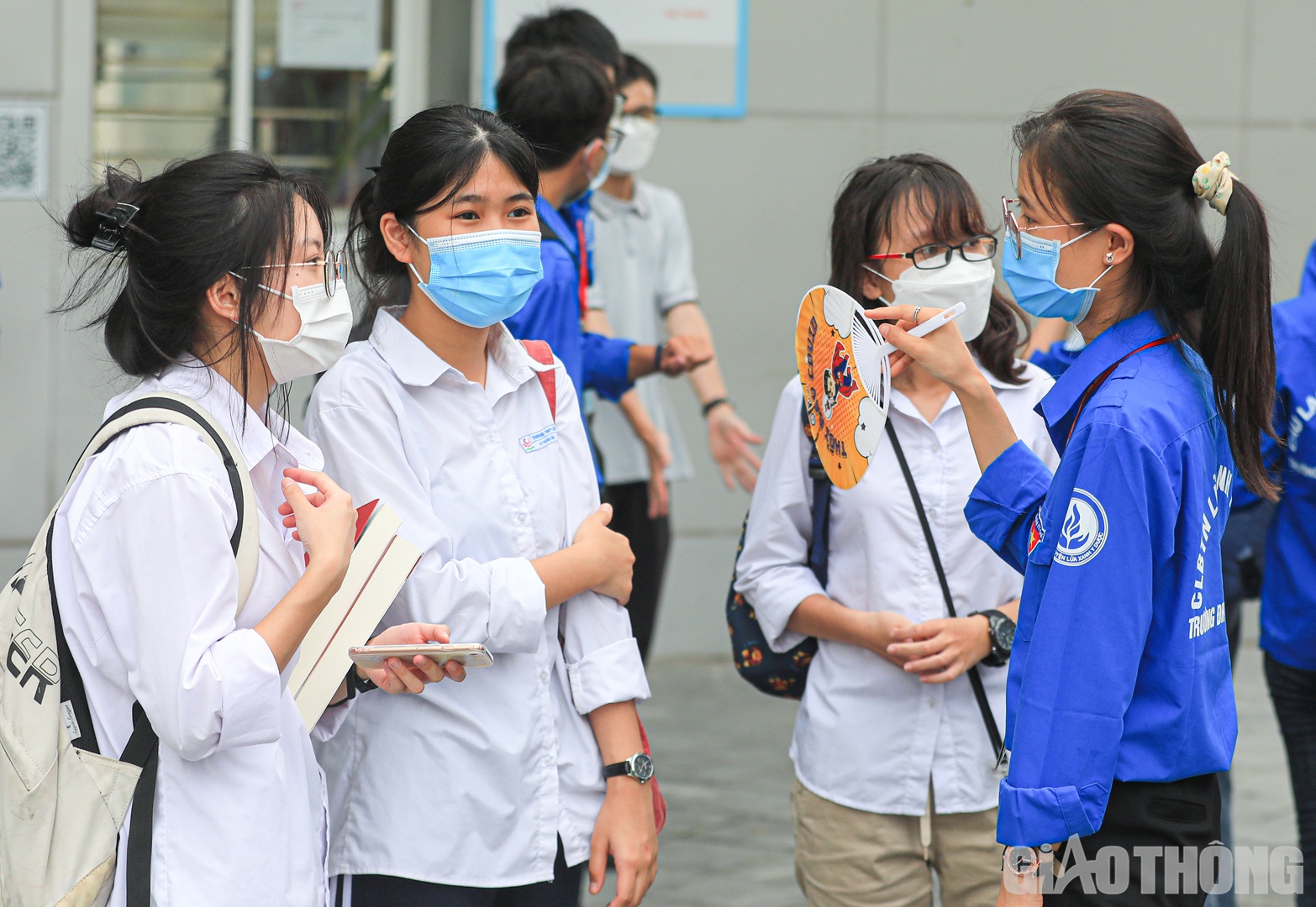 M&agrave;u &aacute;o xanh t&igrave;nh nguyện của những đo&agrave;n vi&ecirc;n, thanh ni&ecirc;n xuất hiện ở khắp c&aacute;c điểm thi để chung tay, tiếp sức cho c&aacute;c th&iacute; sinh.