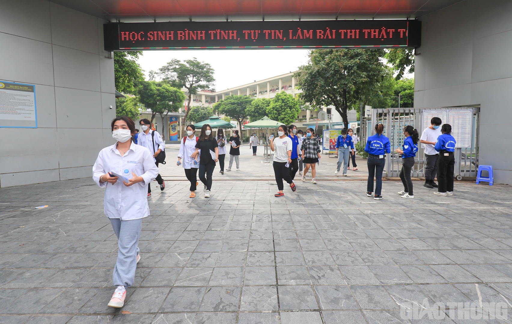 Chiều 8/7, c&aacute;c th&iacute; sinh tại H&agrave; Nội đ&atilde; ho&agrave;n th&agrave;nh m&ocirc;n thi cuối của kỳ thi tốt nghiệp THPT năm 2022.