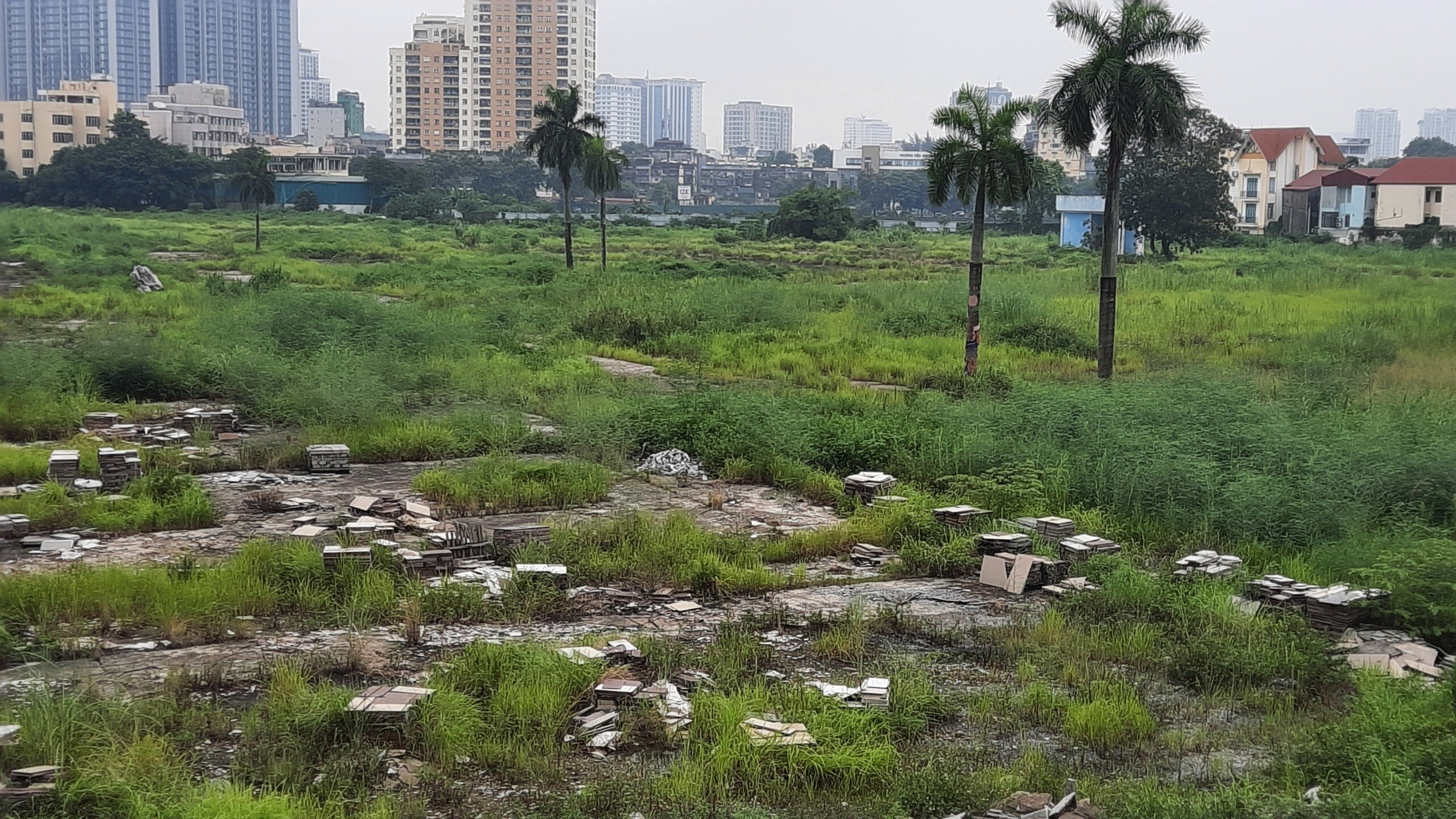 Ghi nhận thực tế của PV Báo Giao thông sáng ngày 8/7, cho thấy, bên trong khu đất này cỏ hoang mọc um tùm, cùng với đó là nhiều vật liệu khác nằm chỏng chơ.