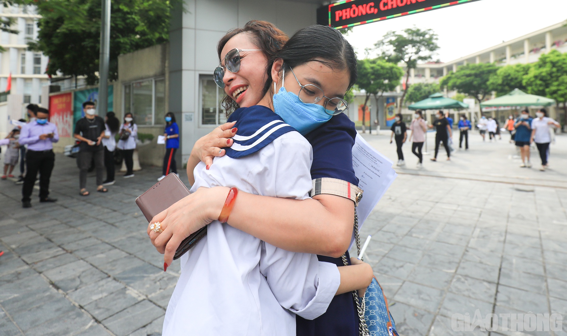 &Ocirc;m chầm lấy con g&aacute;i L&acirc;m Anh ngay trước cổng trường thi, chị Nguyễn Thị Thanh Thủy (quận Ho&agrave;ng Mai) cho biết cảm thấy nhẹ nh&otilde;m v&agrave; hạnh ph&uacute;c khi thấy con ho&agrave;n th&agrave;nh tốt b&agrave;i thi của m&igrave;nh.