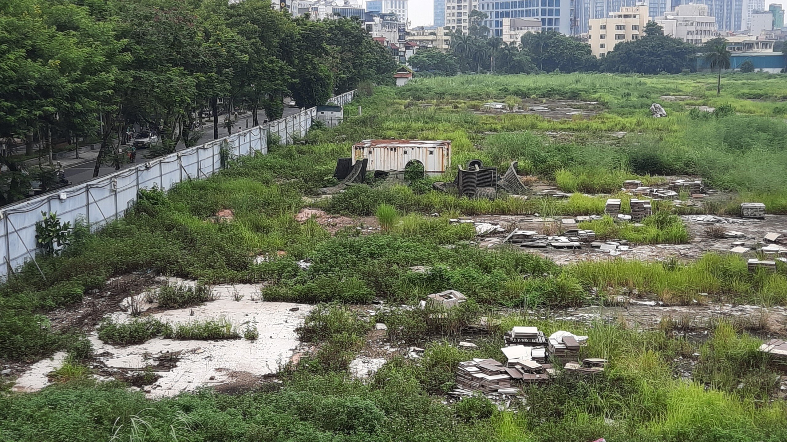 Được biết, năm 2016, UBND TP đã phê duyệt quy hoạch chi tiết tỷ lệ 1/500 (tại quyết định 3560) khu đất 6,8 ha, số 148 Giảng Võ với quy mô 10 tòa chung cư cao 50 tầng. Cùng thời gian này, UBND TP cũng phê duyệt quyết định chủ trương đầu tư (tại quyết định số 4205).