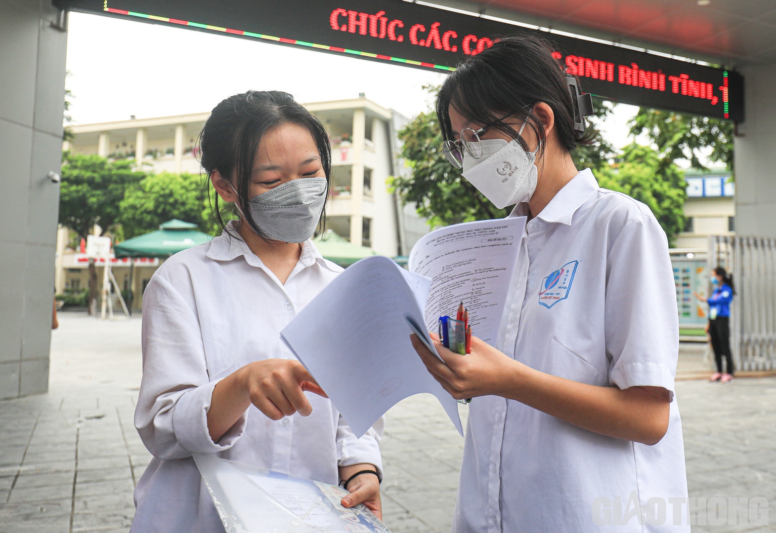 Theo ghi nhận của PV B&aacute;o Giao th&ocirc;ng tại điểm thi  THCS Dịch Vọng (quận Cầu Giấy), nhiều th&iacute; sinh rời ph&ograve;ng thi với t&acirc;m trạng phấn khởi v&agrave; cho biết đề thi Ngoại ngữ kh&aacute; nhẹ nh&agrave;ng gồm c&aacute;c c&acirc;u hỏi chủ yếu nằm trong chương tr&igrave;nh lớp 12.