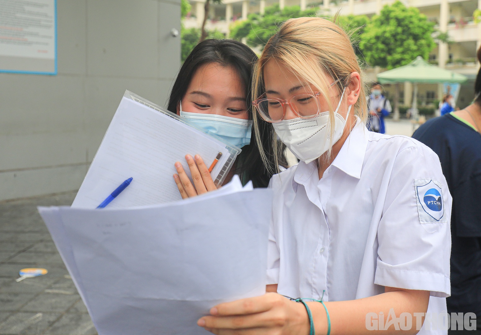 H&agrave;o hứng trao đổi c&ugrave;ng bạn về đề sau khi kết th&uacute;c thời gian l&agrave;m b&agrave;i, th&iacute; sinh Mai Anh (b&ecirc;n phải) cho hay: "C&aacute;c c&acirc;u hỏi trong đề li&ecirc;n quan đến kỹ năng sử dụng từ vựng, cấu tr&uacute;c ngữ ph&aacute;p nhưng kh&ocirc;ng qu&aacute; đ&aacute;nh đố v&agrave; em hy vọng sẽ gi&agrave;nh được tr&ecirc;n 8,5 điểm".