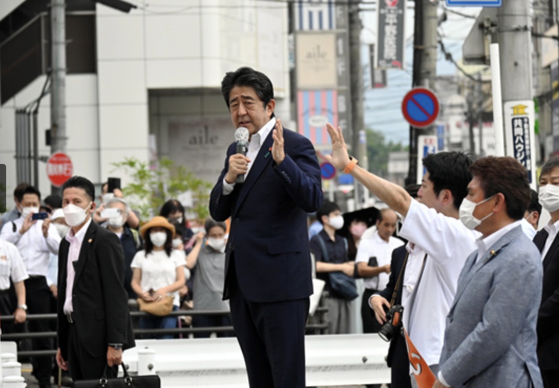 H&igrave;nh ảnh cựu Thủ tướng Nhật Bản Abe Shinzo ph&aacute;t biểu trước khi bị &aacute;m s&aacute;t. Ảnh - Asahi