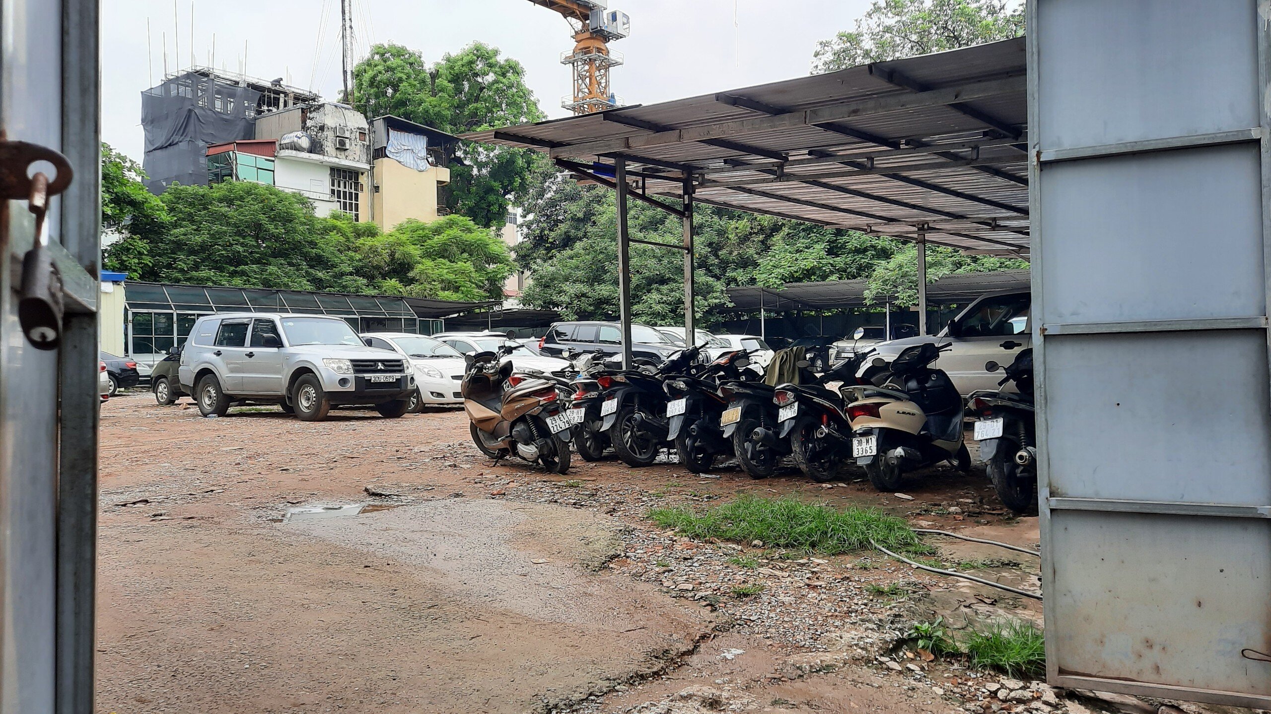 Bên trong khu đất 31-33-35 Lý Thường Kiệt xuất hiện một bãi trông giữ xe ô tô và xe máy.