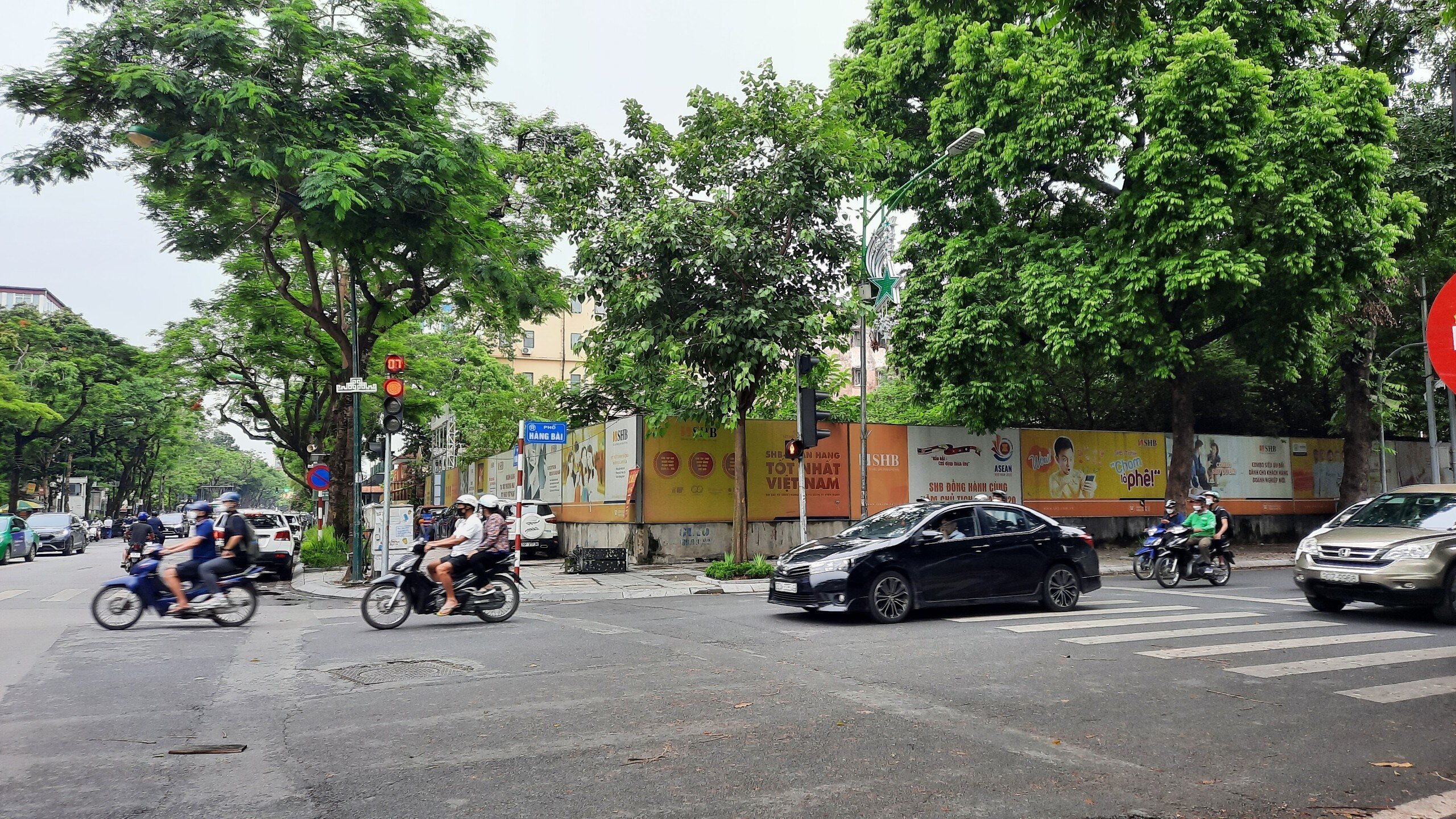 Sau khi xin ý kiến của các đơn vị có liên quan, Hà Nội dự kiến 2 phương án với khu đất này: Phương án 1: Nếu đồng ý các quy định hiện hành thì có thể xây luôn 8 tầng.
Phương án 2: Xem xét đồ án thiết kế đô thị trên phố Lý Thường Kiệt để quyết định phương án quy hoạch cho phù hợp với thực tiễn.