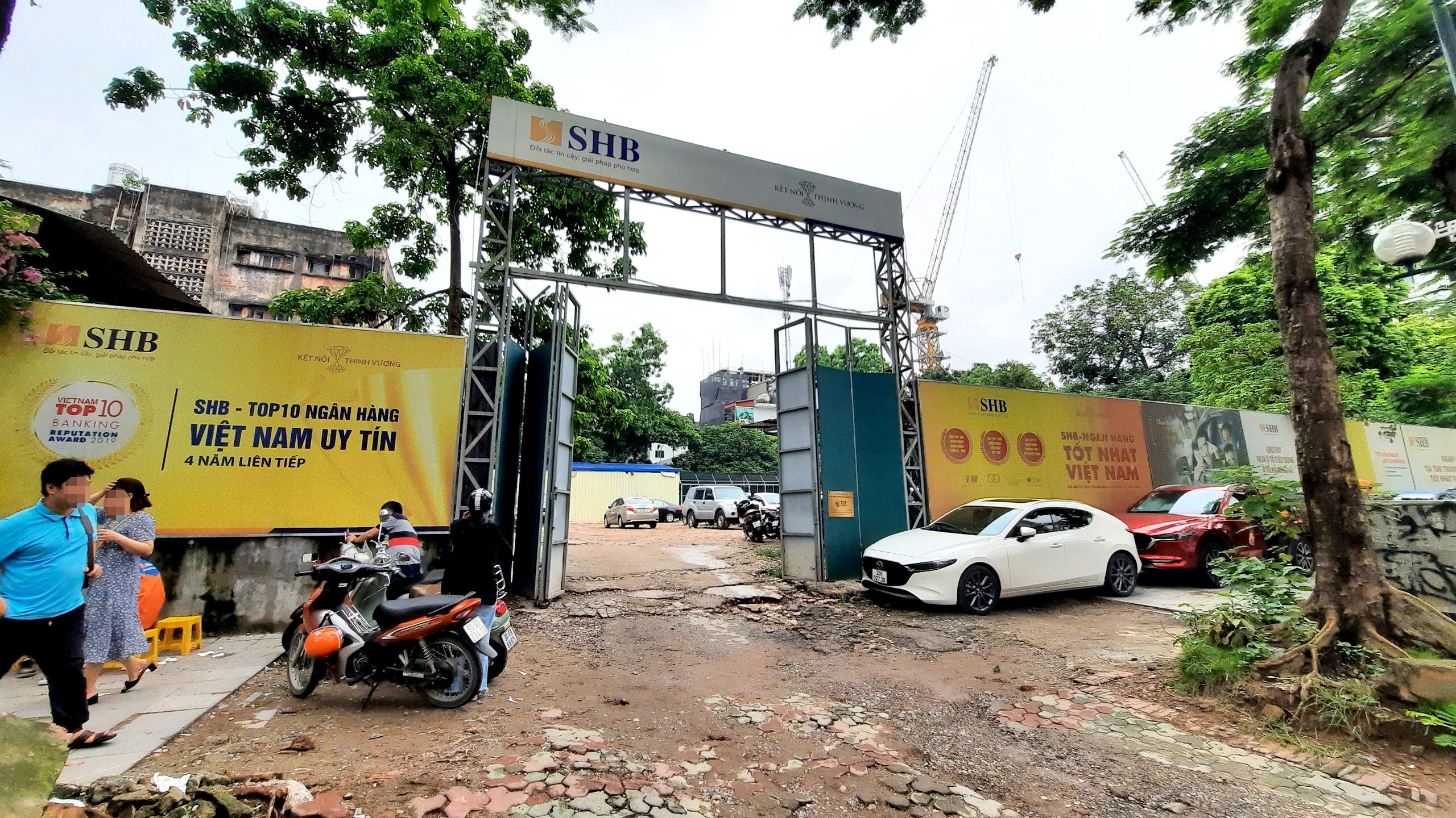 Vừa qua, tại kỳ họp thứ 7, HĐND TP Hà Nội khóa XVI, các đại biểu quan tâm, chất vấn đến nhiều dự án chậm tiến độ. Một trong những dự án đó nằm ở vị trí 31-33-35 Lý Thường Kiệt (quận Hoàn Kiếm.