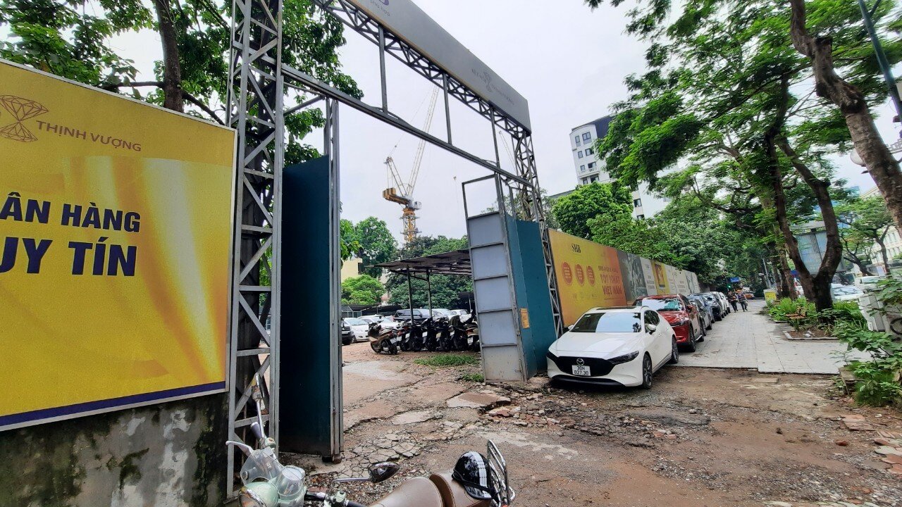 Vỉa hè trước cổng khu đất này chưa được lát đá, bong tróc, nhếch nhác.