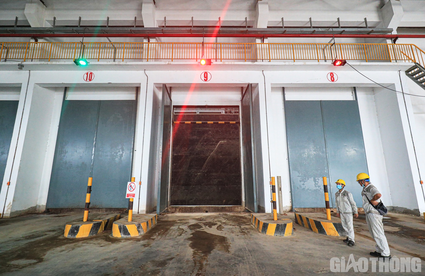 Ngay cửa v&agrave;o khu A l&agrave; c&aacute;c cửa nhỏ của bể chứa r&aacute;c. Theo đ&oacute;, tất cả r&aacute;c được chở đến sẽ đổ v&agrave;o bể chứa.