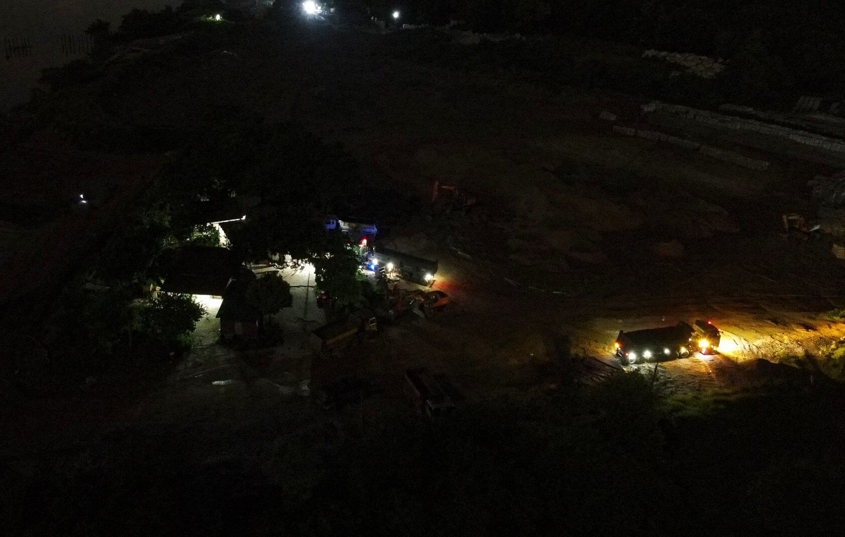 B&atilde;i tập kết vật liệu của C&ocirc;ng ty Diệp Trang kh&ocirc;ng chỉ hoạt động v&agrave;o ban ng&agrave;y m&agrave; c&ograve;n tấp nập v&agrave;o cả ban đ&ecirc;m.