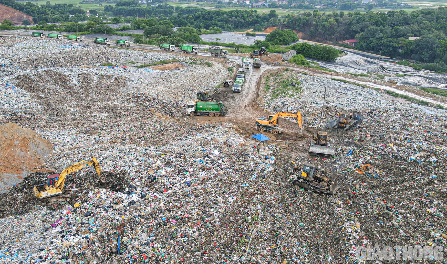 Ước t&iacute;nh, mỗi ng&agrave;y TP.H&agrave; Nội xả ra 6.500 tấn r&aacute;c. Nh&agrave; m&aacute;y vận h&agrave;nh hết c&ocirc;ng suất đạt khoảng 5.000 tấn, đ&aacute;p ứng khoảng 70% lượng r&aacute;c.